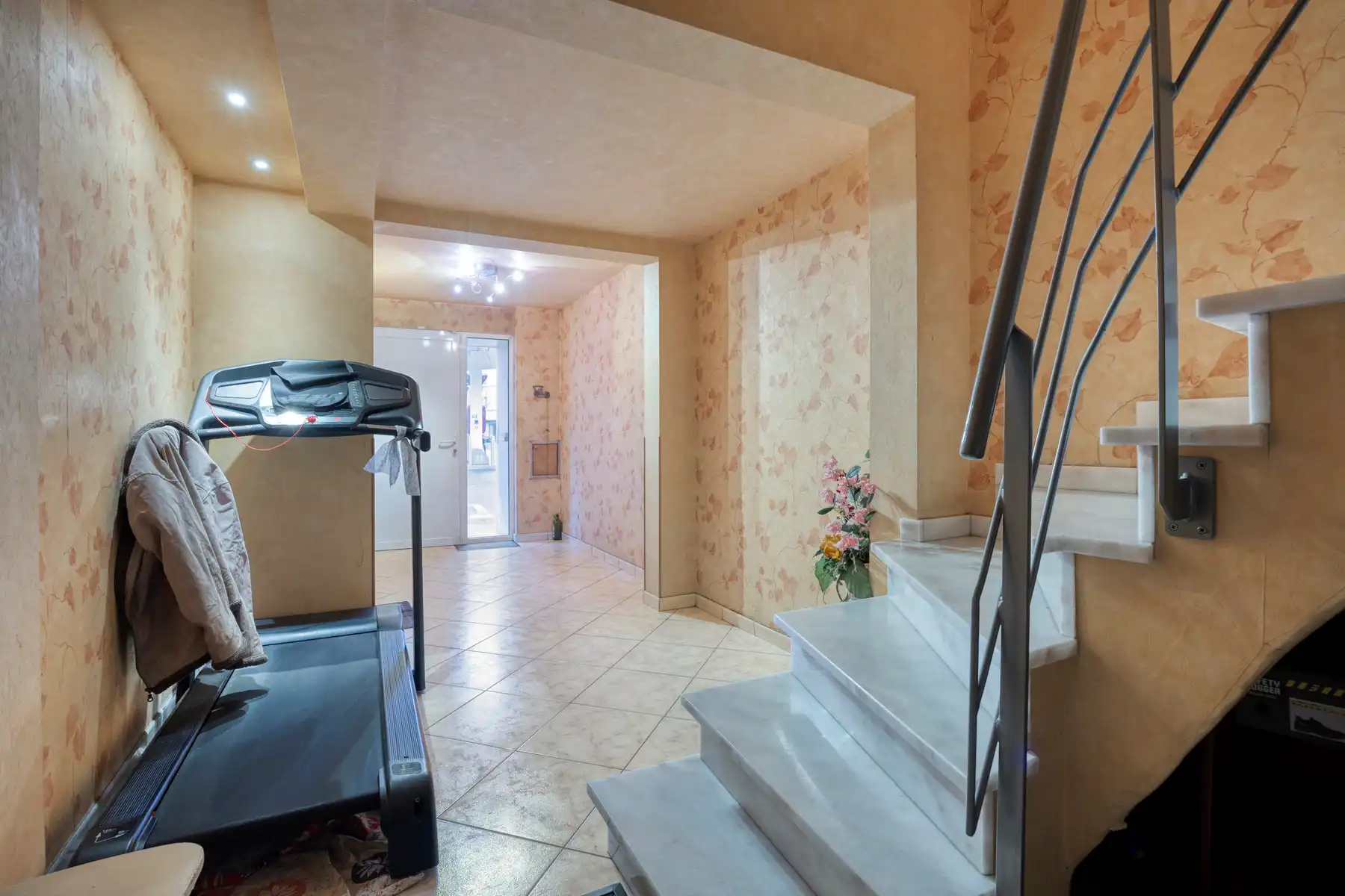 Gezinswoning met vier slaapkamers, tuin en ruime garage foto 4