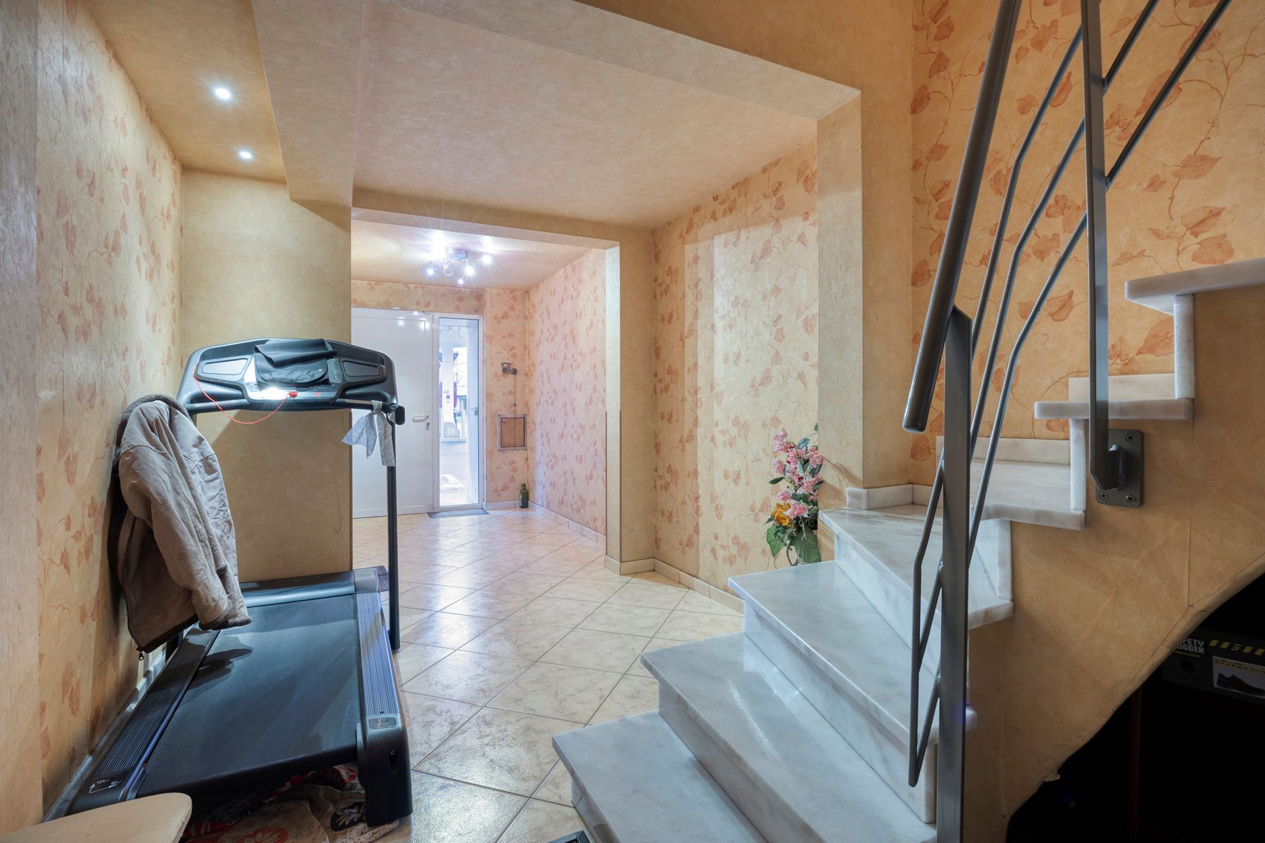 Gezinswoning met vier slaapkamers, tuin en ruime garage foto 4