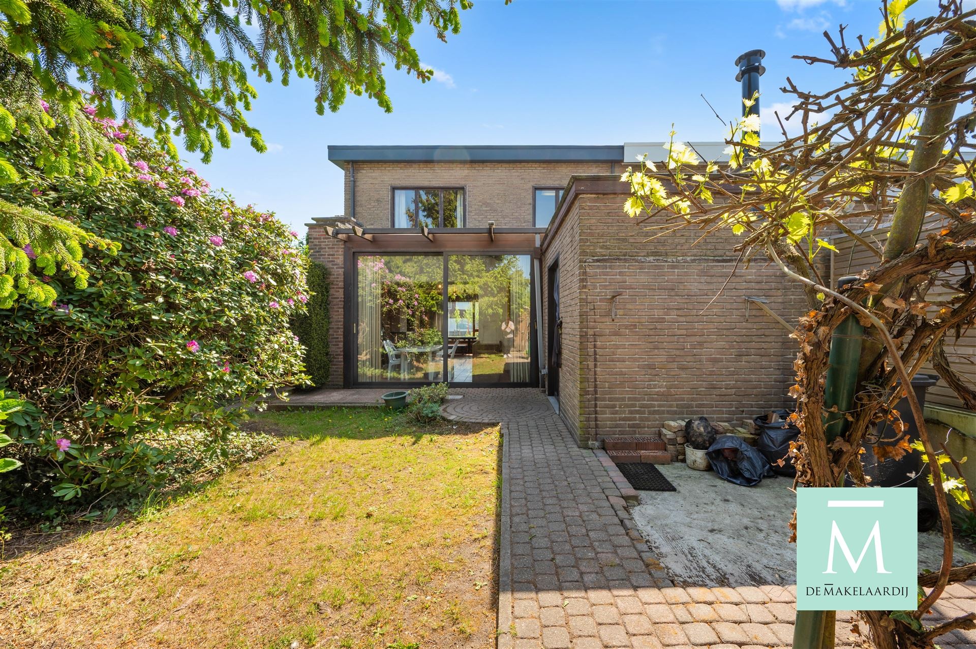 Op te frissen woning met achteruitweg, 3 slaapkamers en tuin op toplocatie! foto 12