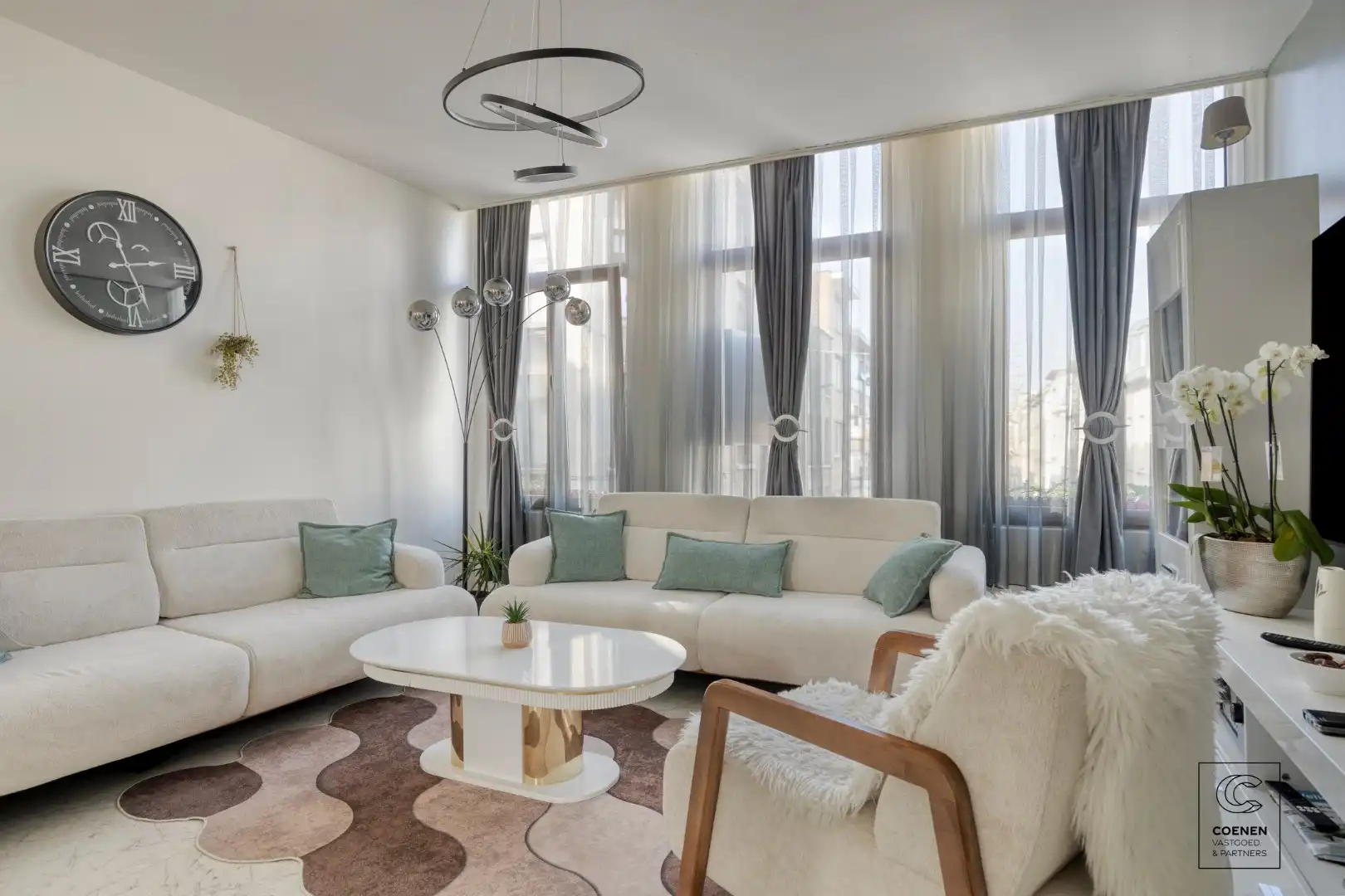 Ruime handelswoning, momenteel ingericht als handelsruimte en 2 appartementen op goede ligging te Antwerpen! foto {{pictureIndex}}