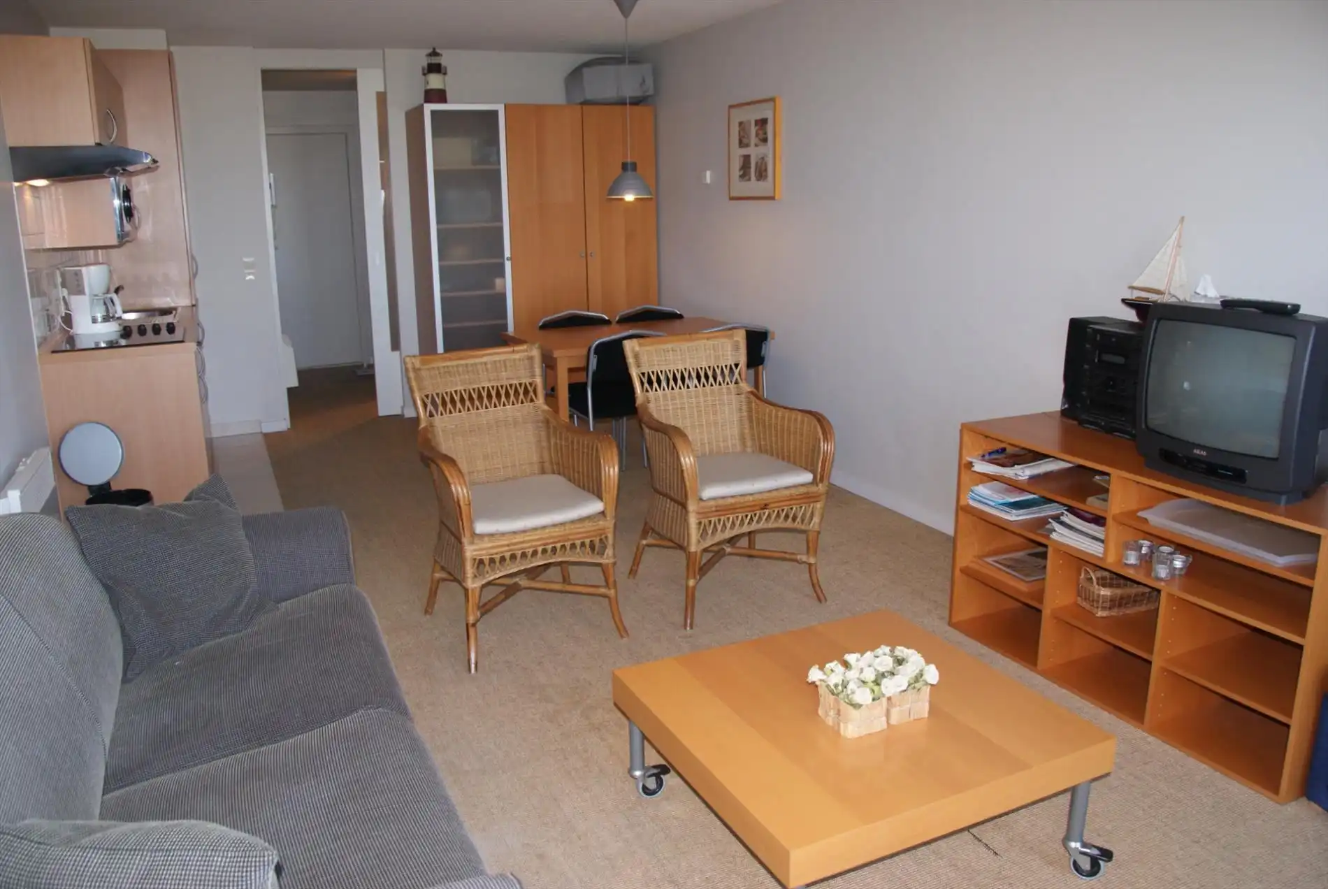 Gemeubelde studio met slaaphoek met terras en zeezicht te huur op jaarbasis foto 7