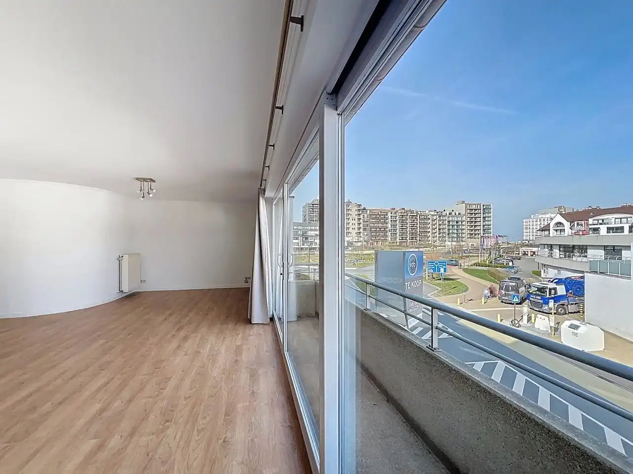 Ruim en functioneel appartement met drie slaapkamers vlakbij het Vissershuldeplein te Heist foto 2