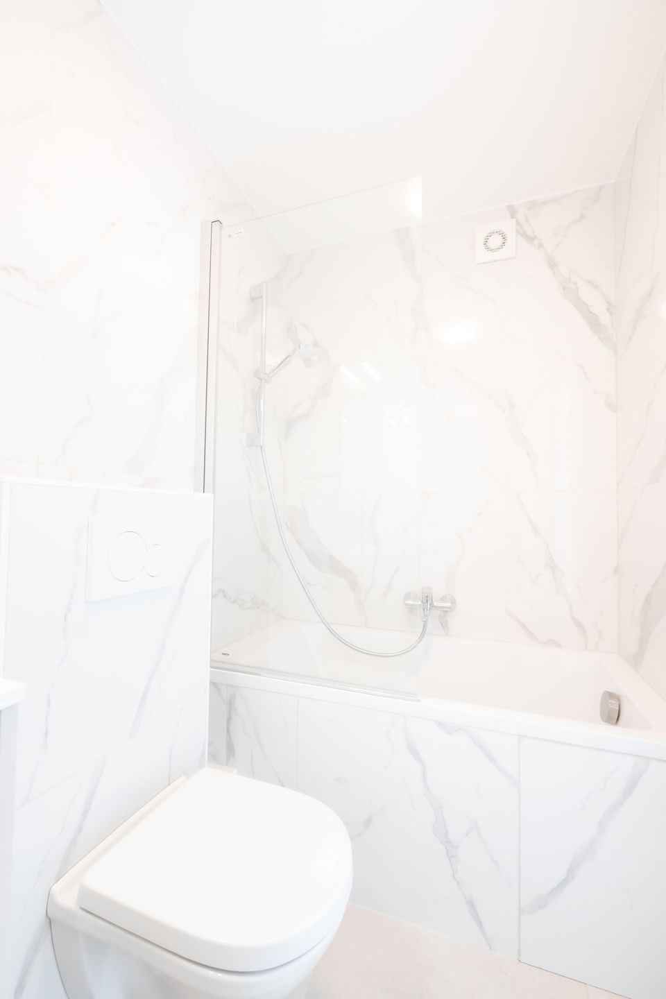 Mooie, zeer lichte studio foto 6