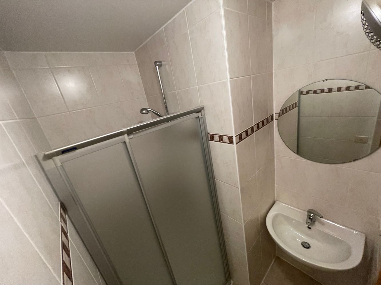 Ruim zonnig appartement met drie slaapkamers, twee badkamers en terras in een gebouw op de Markt. foto 16