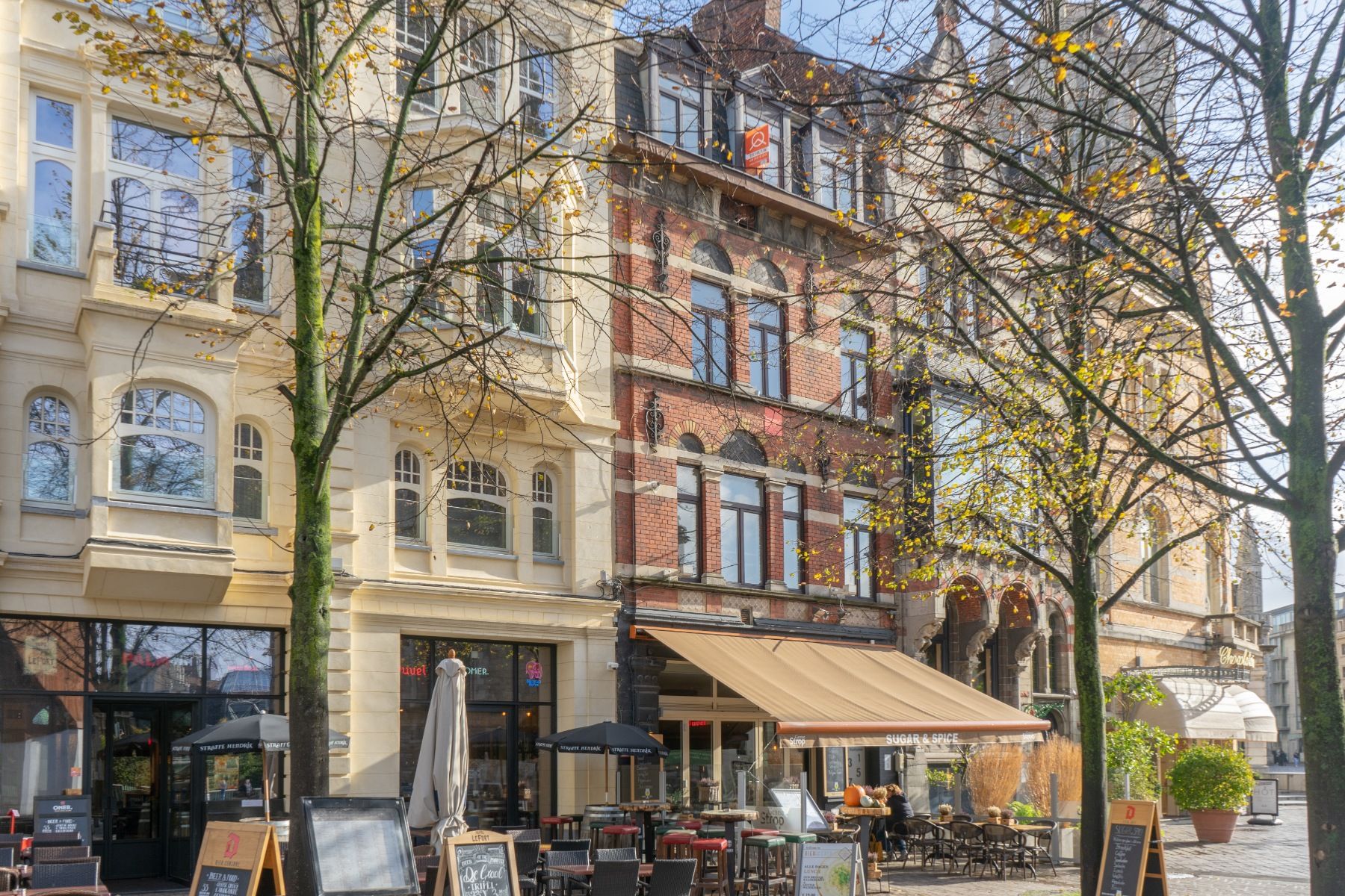 Uniek gelegen gerenoveerd appartement in hartje Gent op het Sint-Baafsplein foto 4