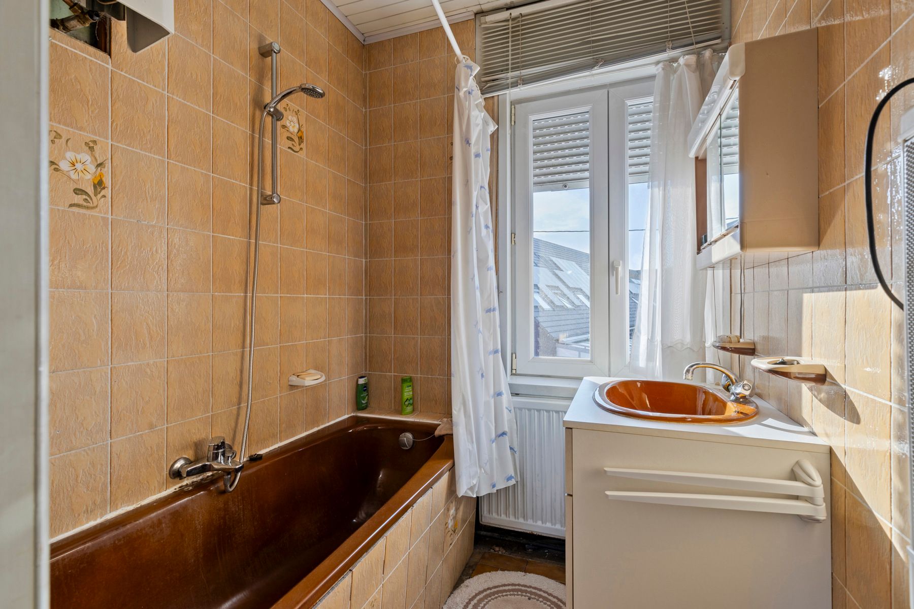 Gezinswoning met 4 slaapkamers, 2 badkamers, garage en tuin foto 15