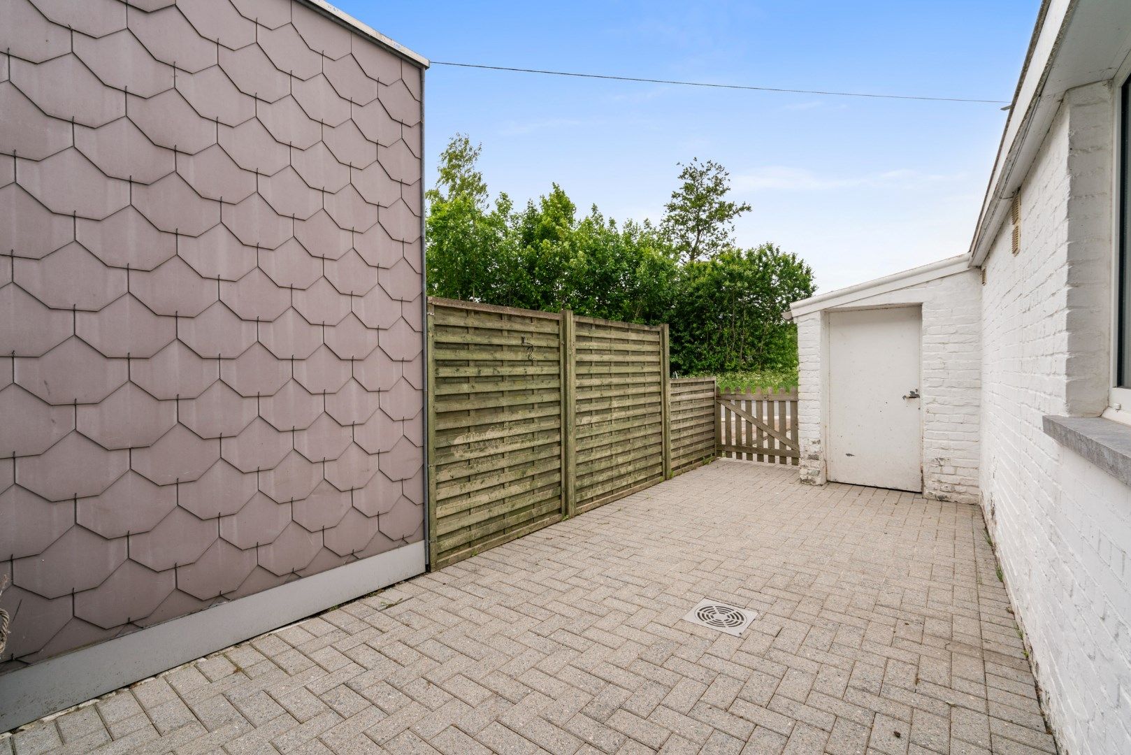 INSTAPKLARE WONING MET GARAGE EN UITWEG foto 13