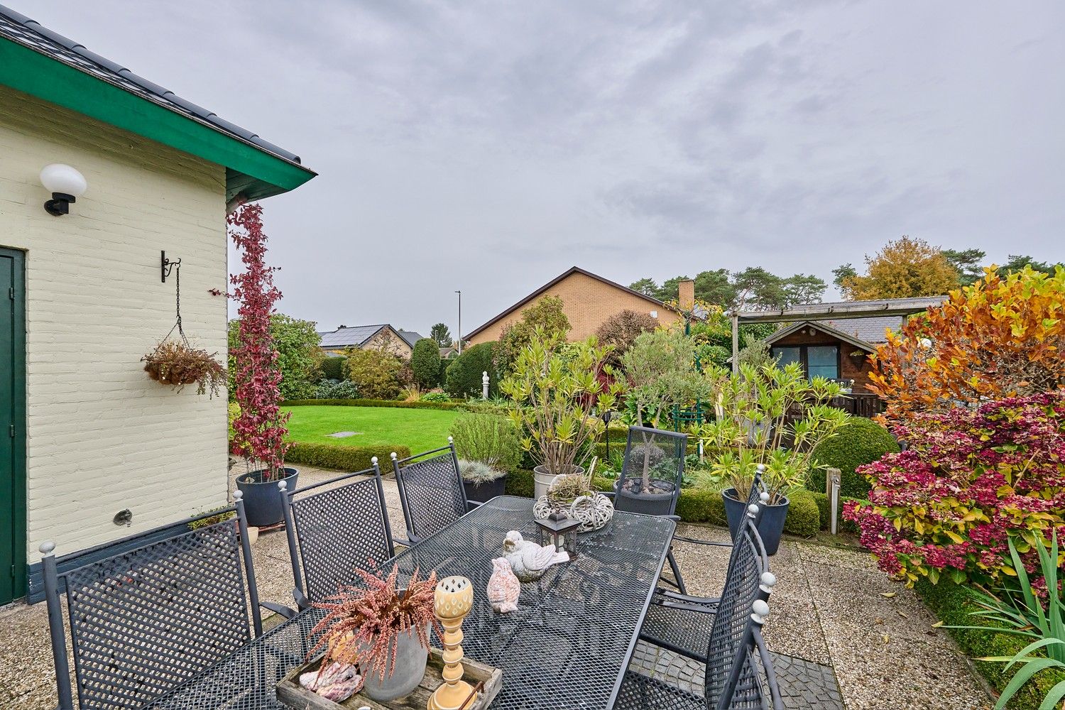 Gezellige en goed onderhouden bungalow met praktische bovenverdieping op fraai aangelegd perceel foto 21