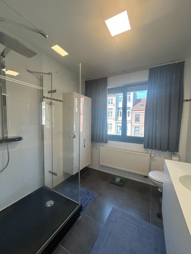 Luxueus afgewerkt appartement met terras en autostaanplaats nabij Sluispark foto 18