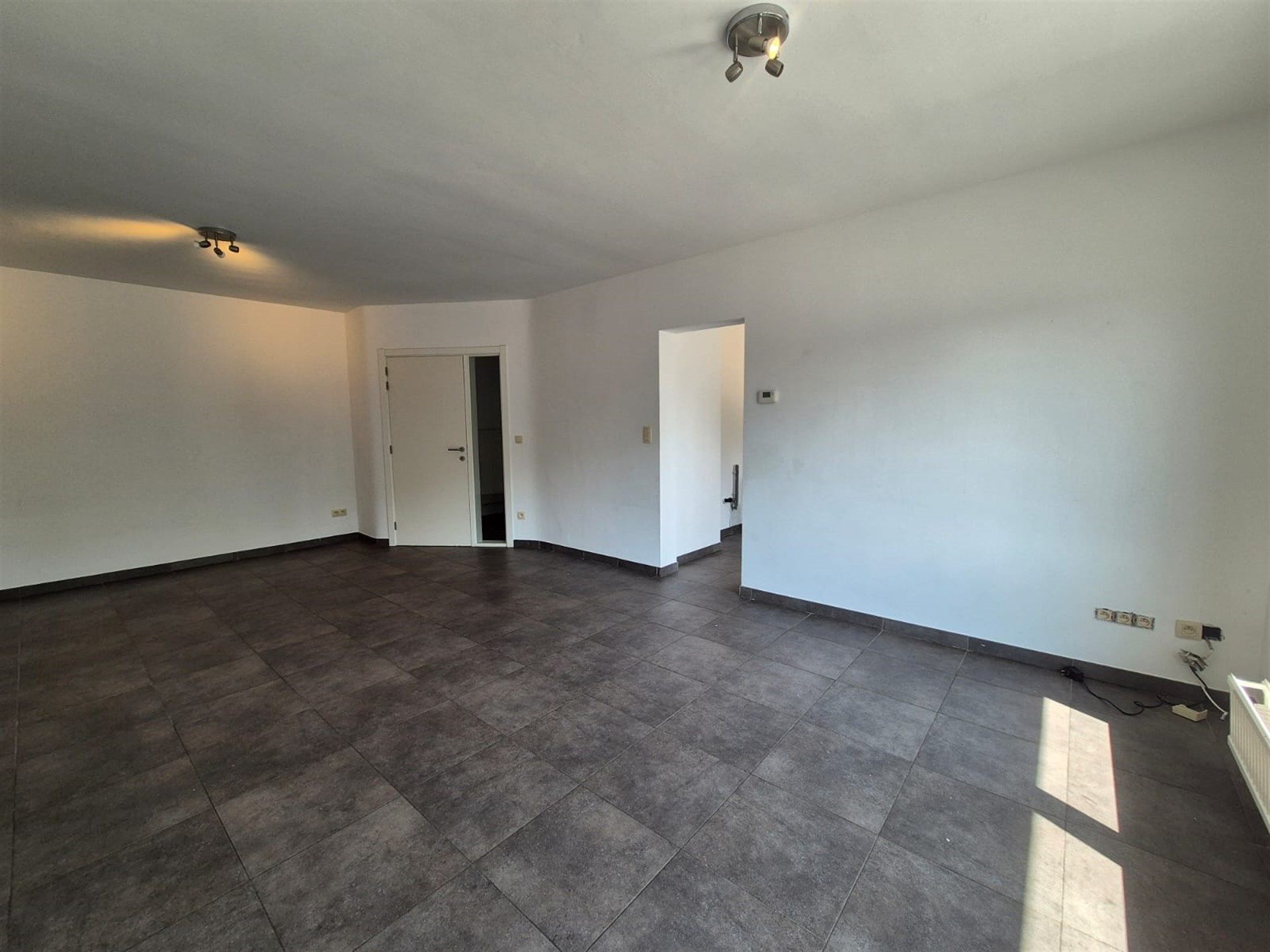 Instapklaar gerenoveerd appartement op gunstige locatie. foto 3