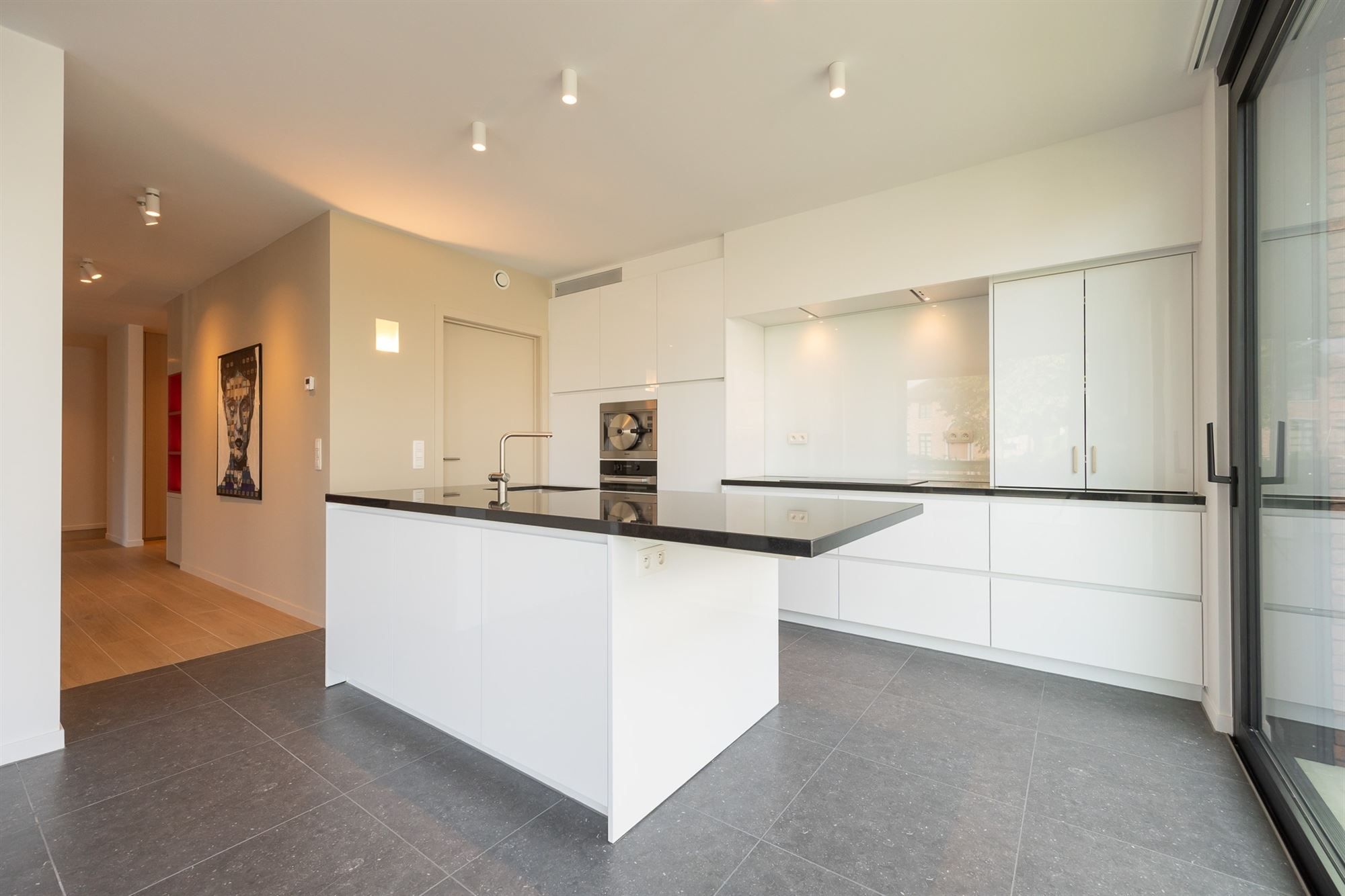 Lichtrijk en luxueus appartement met omvattende tuin foto 8