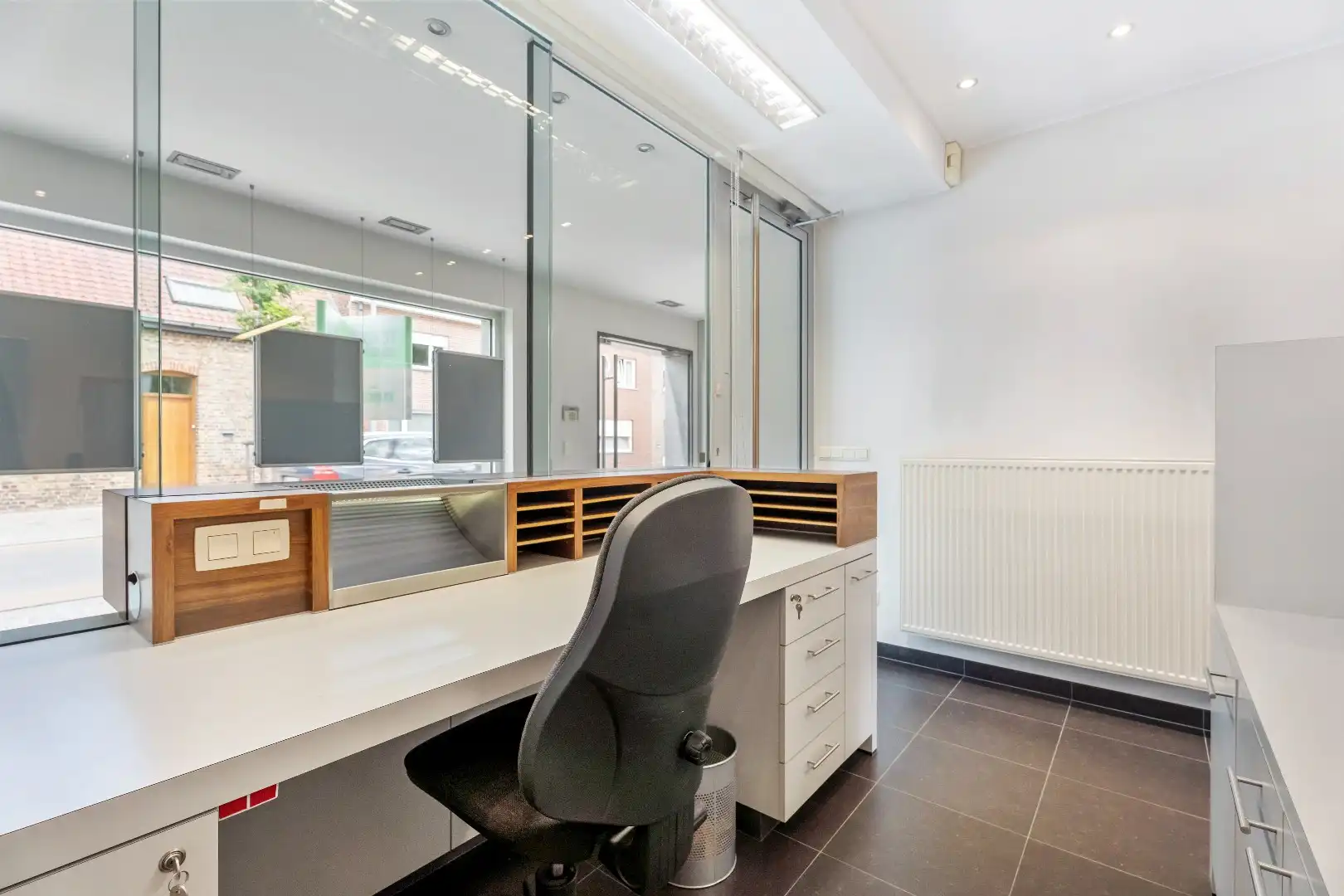 Centraal gelegen handels(woning) met garage op 369m² in Merkem! foto 4
