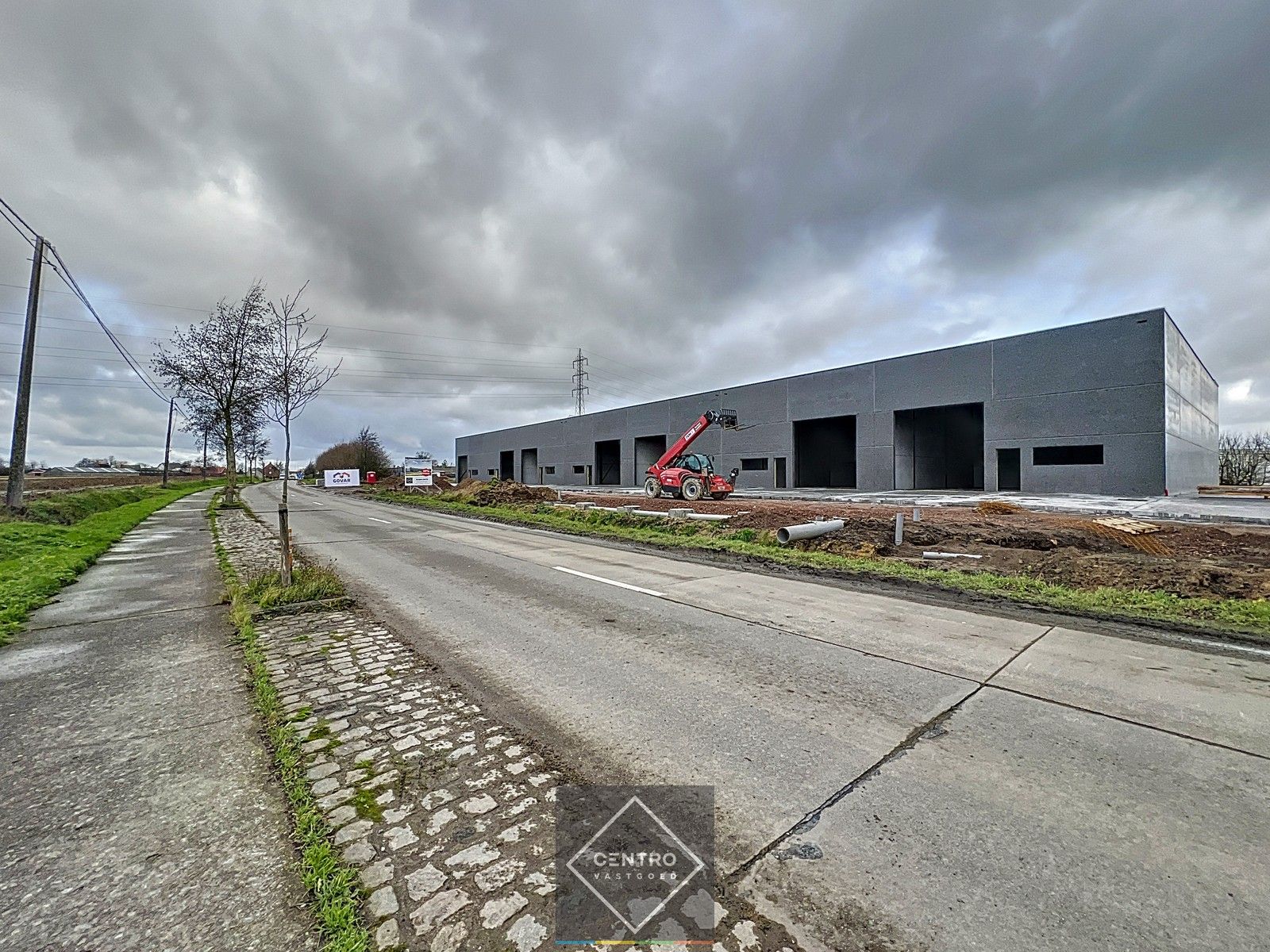 NB MAGAZIJN 180m² (vrije hoogte 7m !) , voorzien van sectionaalpoort, deur, raam en 2 parkeerplaatsen te SLEIHAGE (Oostnieuwkerke). foto {{pictureIndex}}