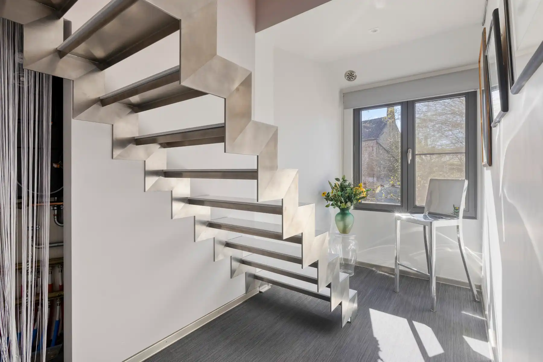 Gerenoveerde (2010) burgerwoning met dubbele garage foto 19