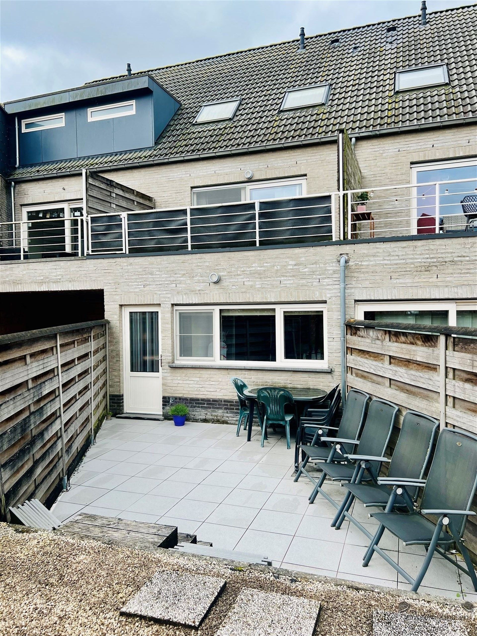 Gesloten bebouwing met inpandige garage en tuin foto 2