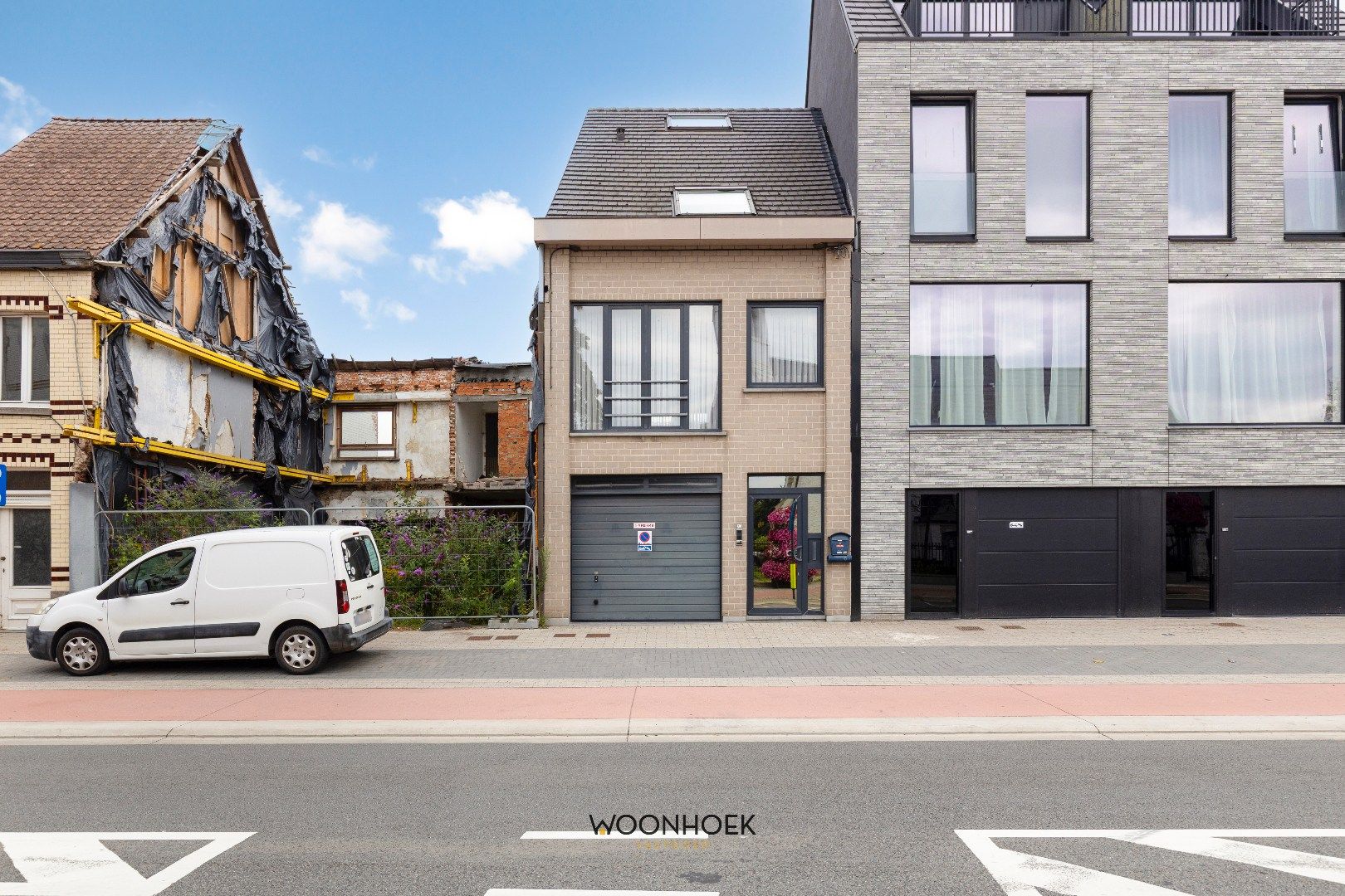 Ruime woning met 4 slpk en grote tuin in Zeveneken centrum! foto {{pictureIndex}}