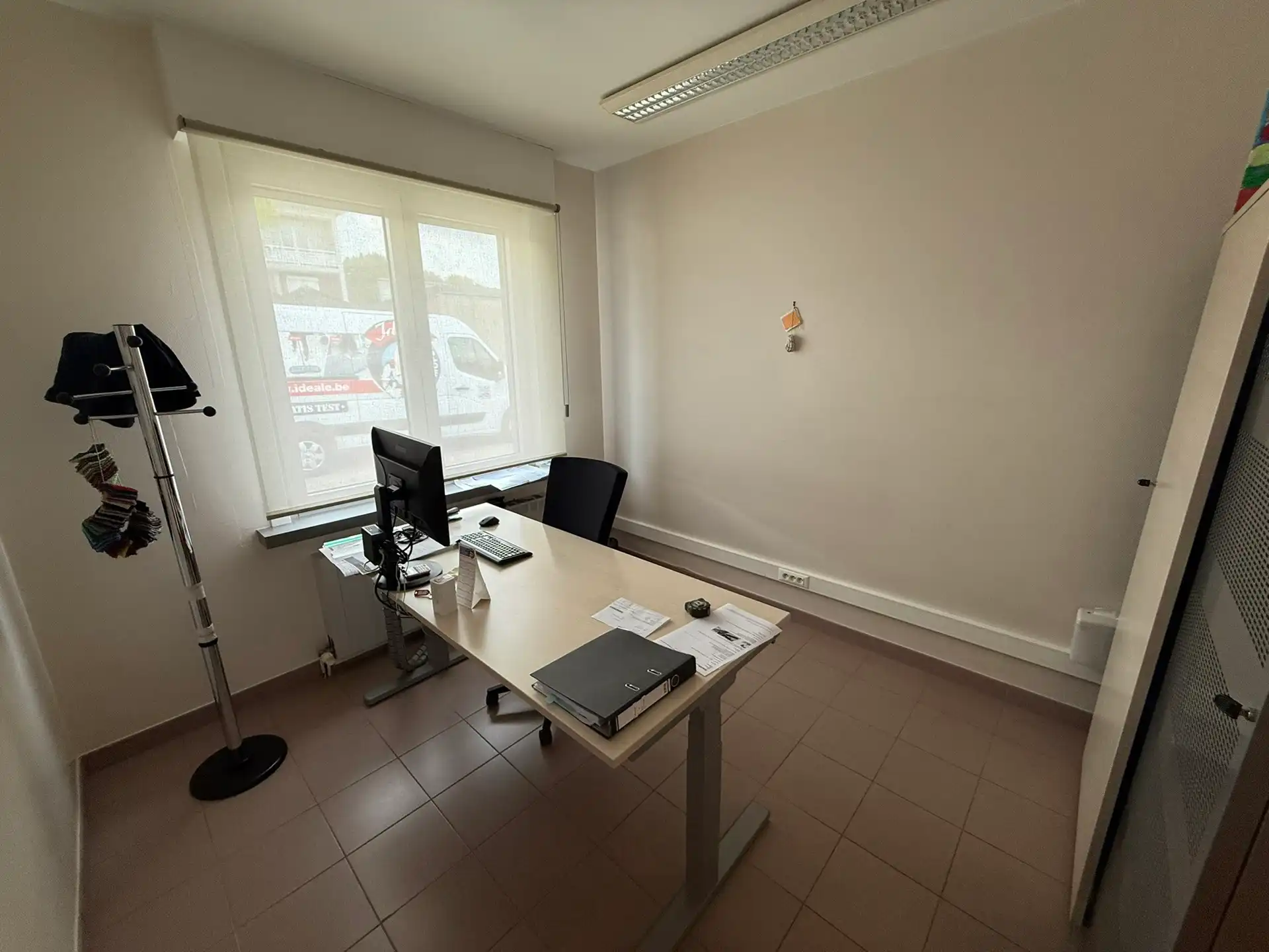 Industrieel gebouw met kantoren en buitenopslag te huur op toplocatie in Ekeren foto 6