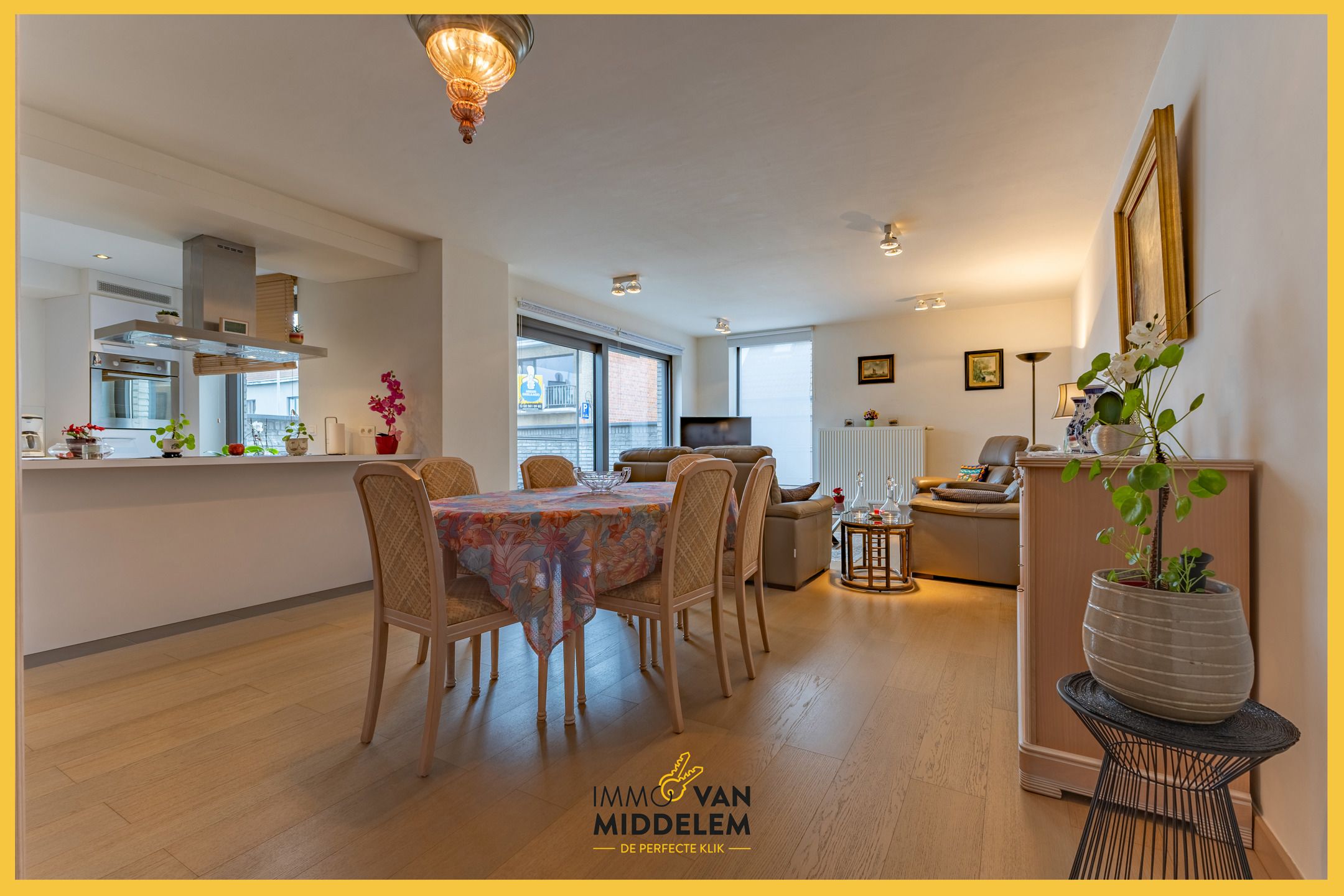 INSTAPKLAAR GELIJKVLOERS 2-KAMER APPARTEMENT - GROOT TERRAS foto {{pictureIndex}}