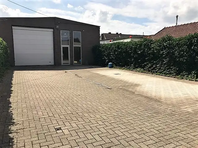 INSTAPKLAAR MULTIFUNCTIONEEL MAGAZIJN MET RUIME PARKING OP EEN TERREIN VAN 314 m² foto {{pictureIndex}}