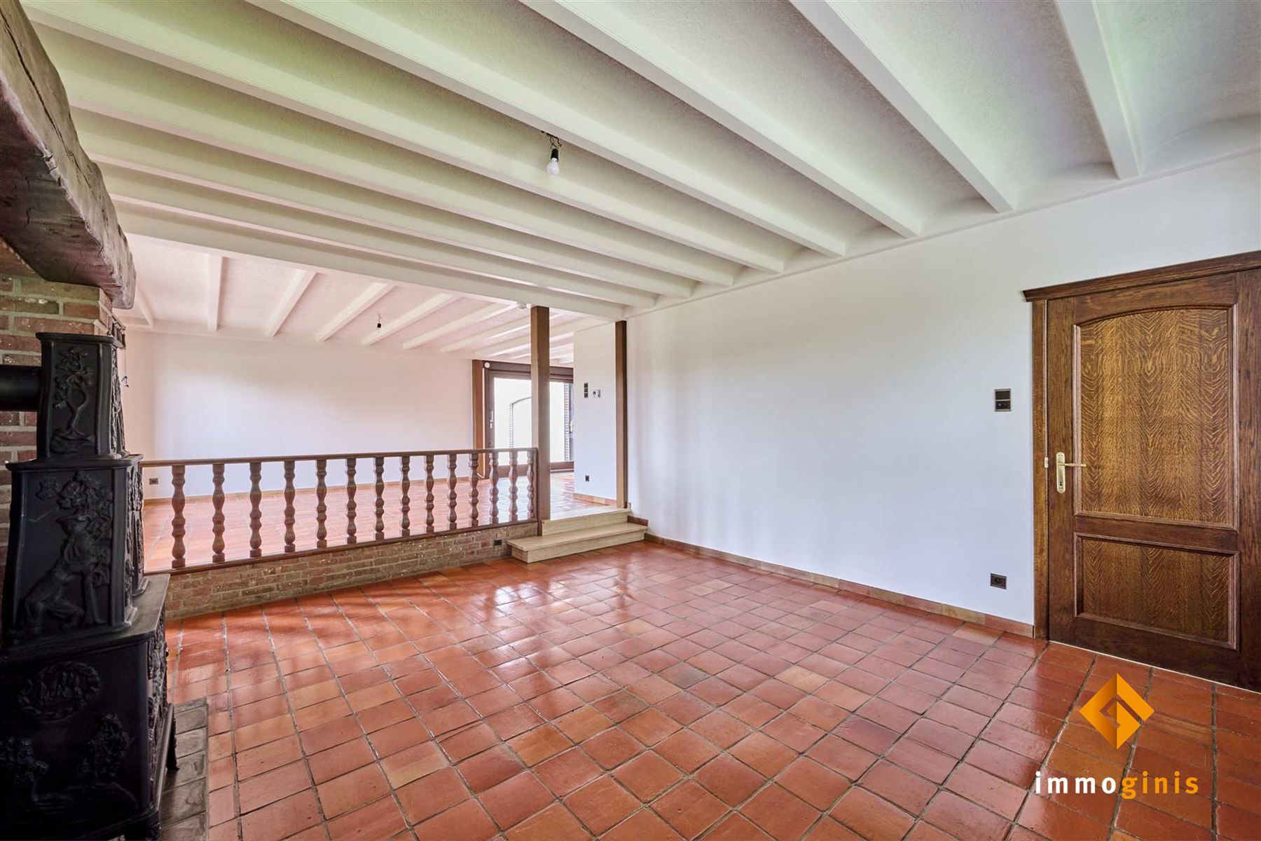 Zéér ruime woning met dubbele inpandige garage op mooi perceel van 7a33ca. foto 4