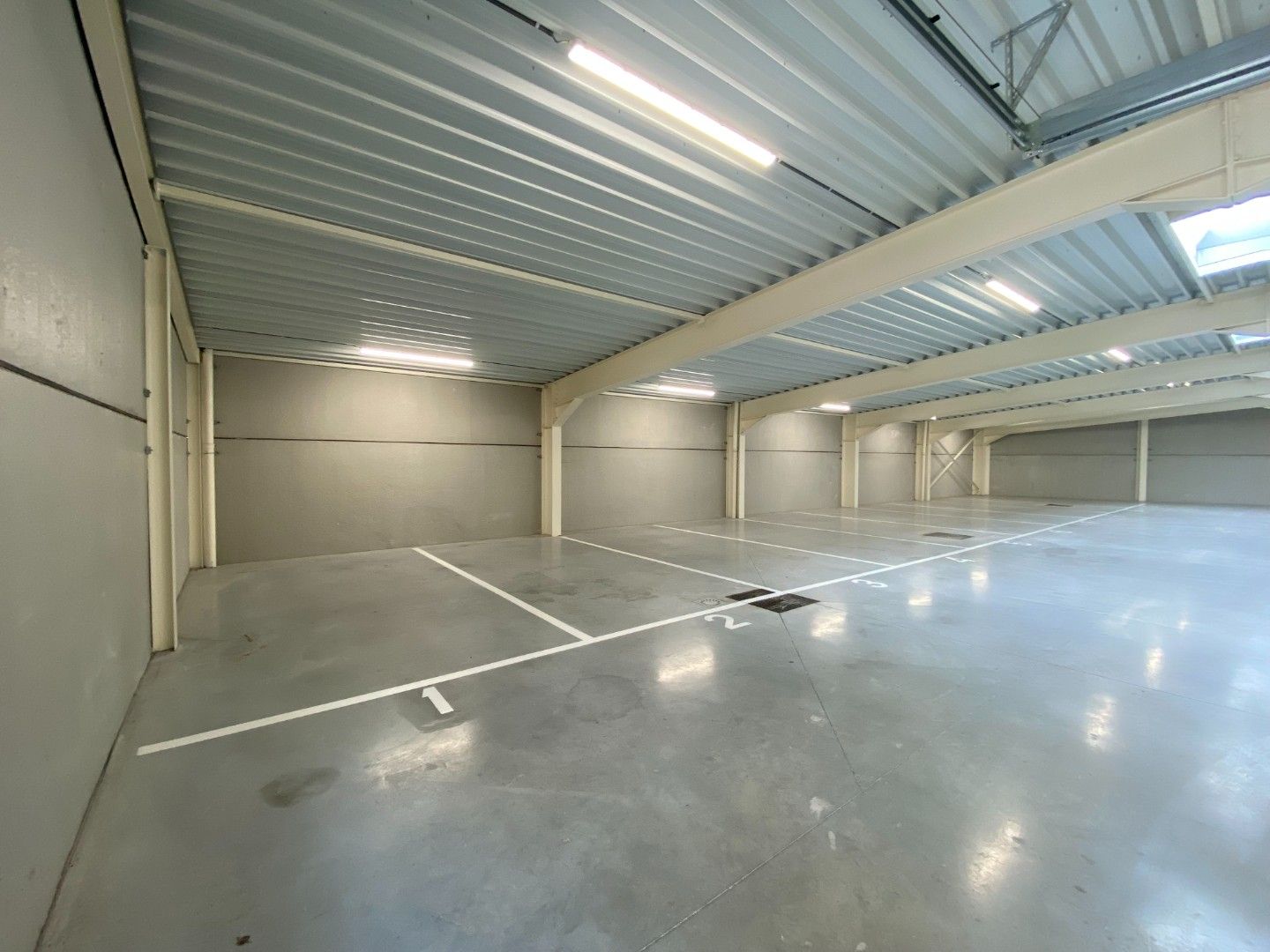 Overdekte autostaanplaats te huur centrum Roeselare foto 2