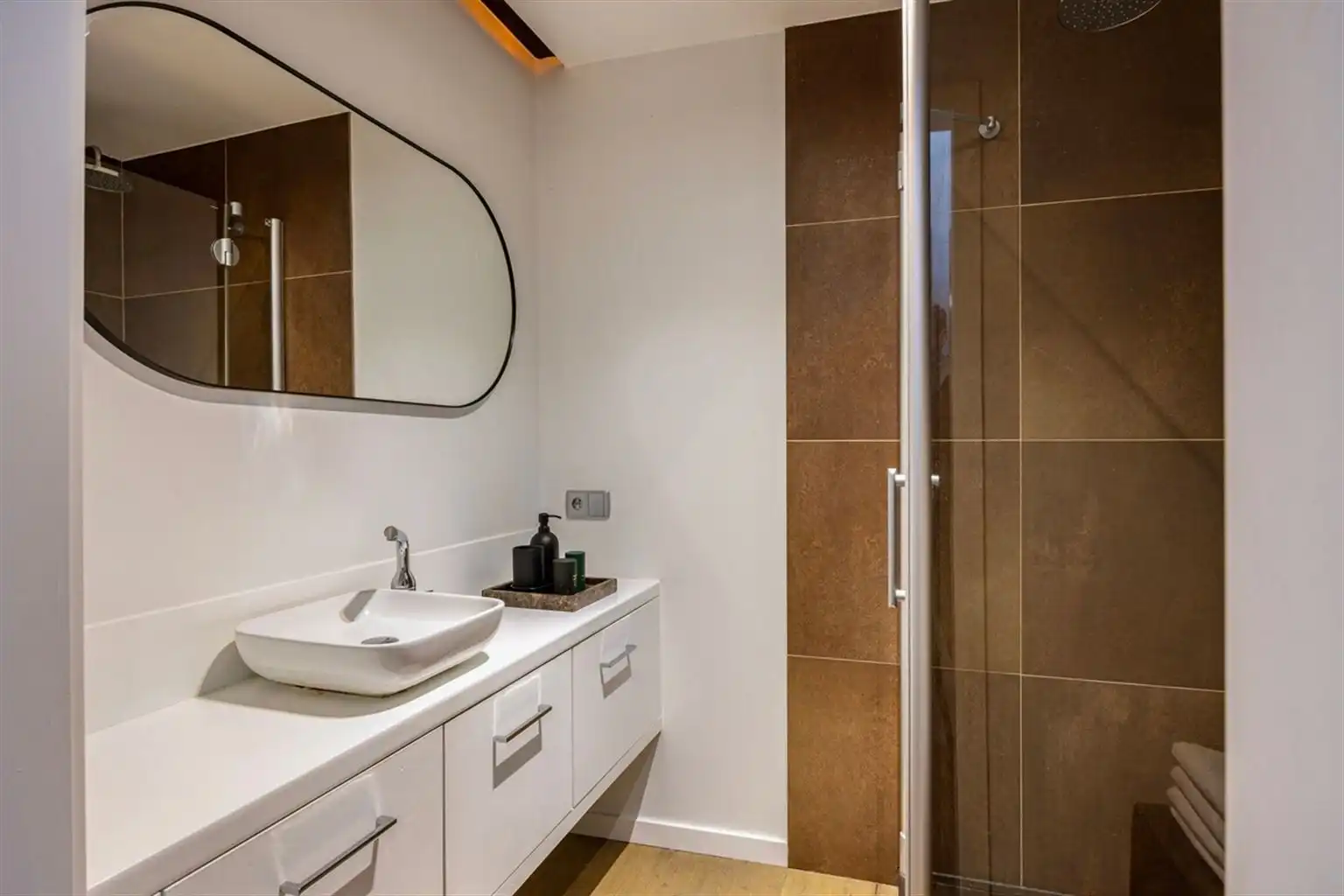 Gezellig, gerenoveerd 1-slaapkamerappartement met dressing/bureelruimte op een toplocatie nabij de Markt van Maaseik. foto 13