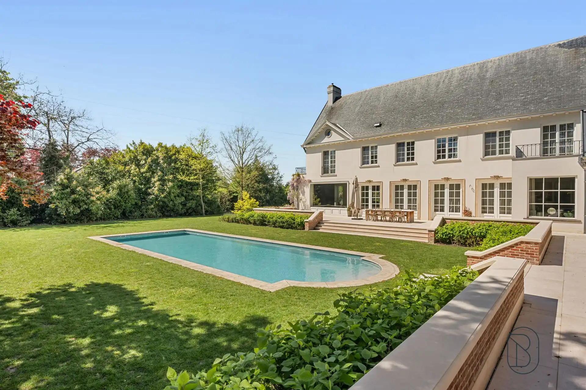 Prachtig afgewerkte franse villa met bijgebouw en zwembad foto 12