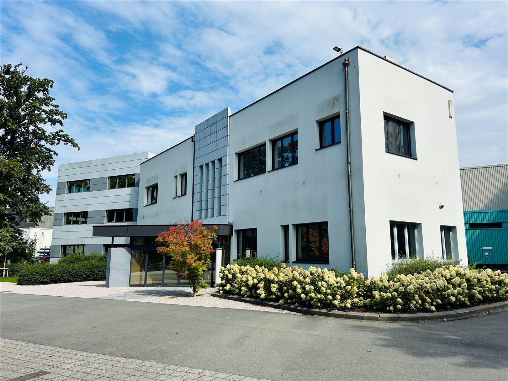 Kantoorgebouw van 1056  m² te huur in Zwijnaarde foto {{pictureIndex}}