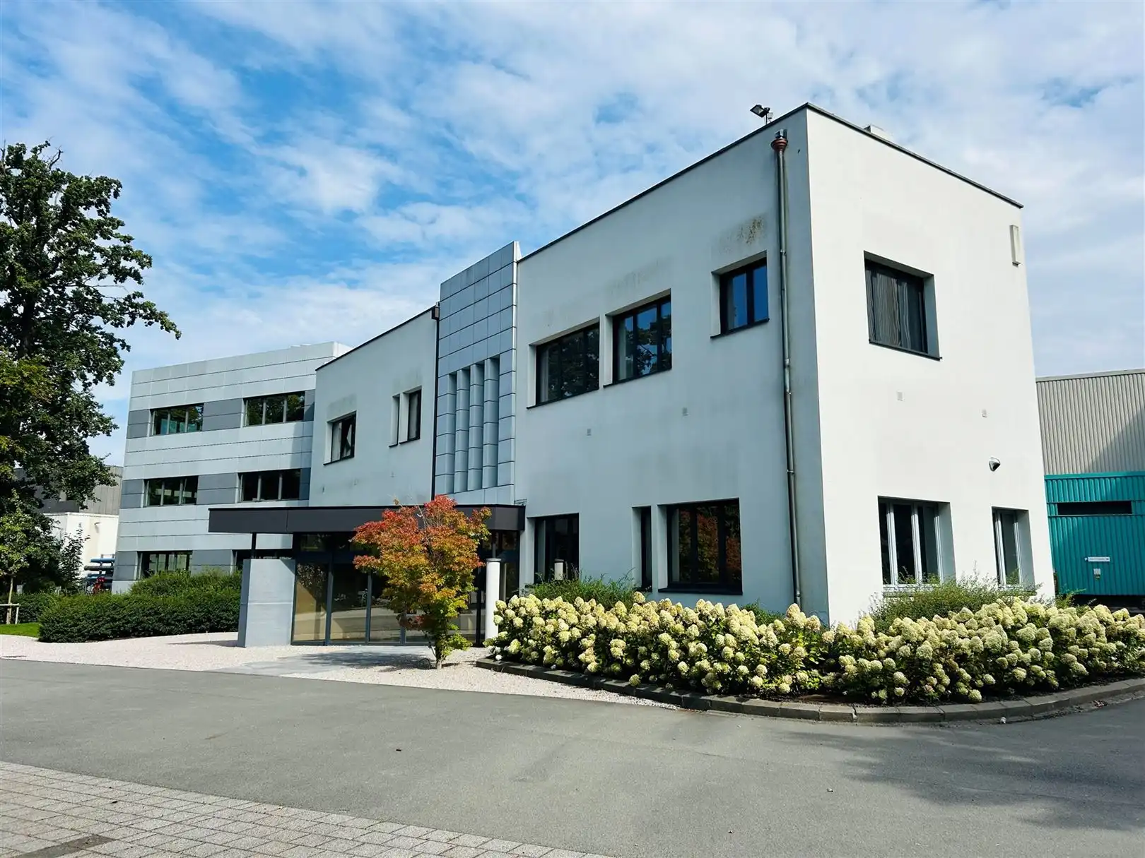 Kantoorgebouw van 1056  m² te huur in Zwijnaarde foto {{pictureIndex}}