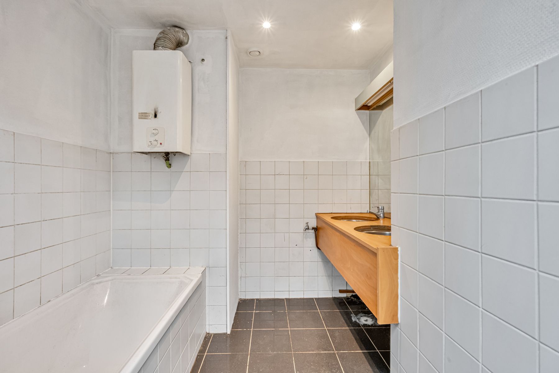 Deels te renoveren Herenwoning met 6 slpks en grote tuin. foto 15
