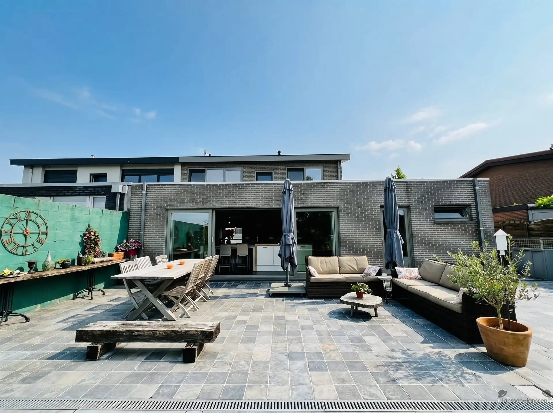 Instapklare gezinswoning met 3 slpkmrs & tuin foto 3