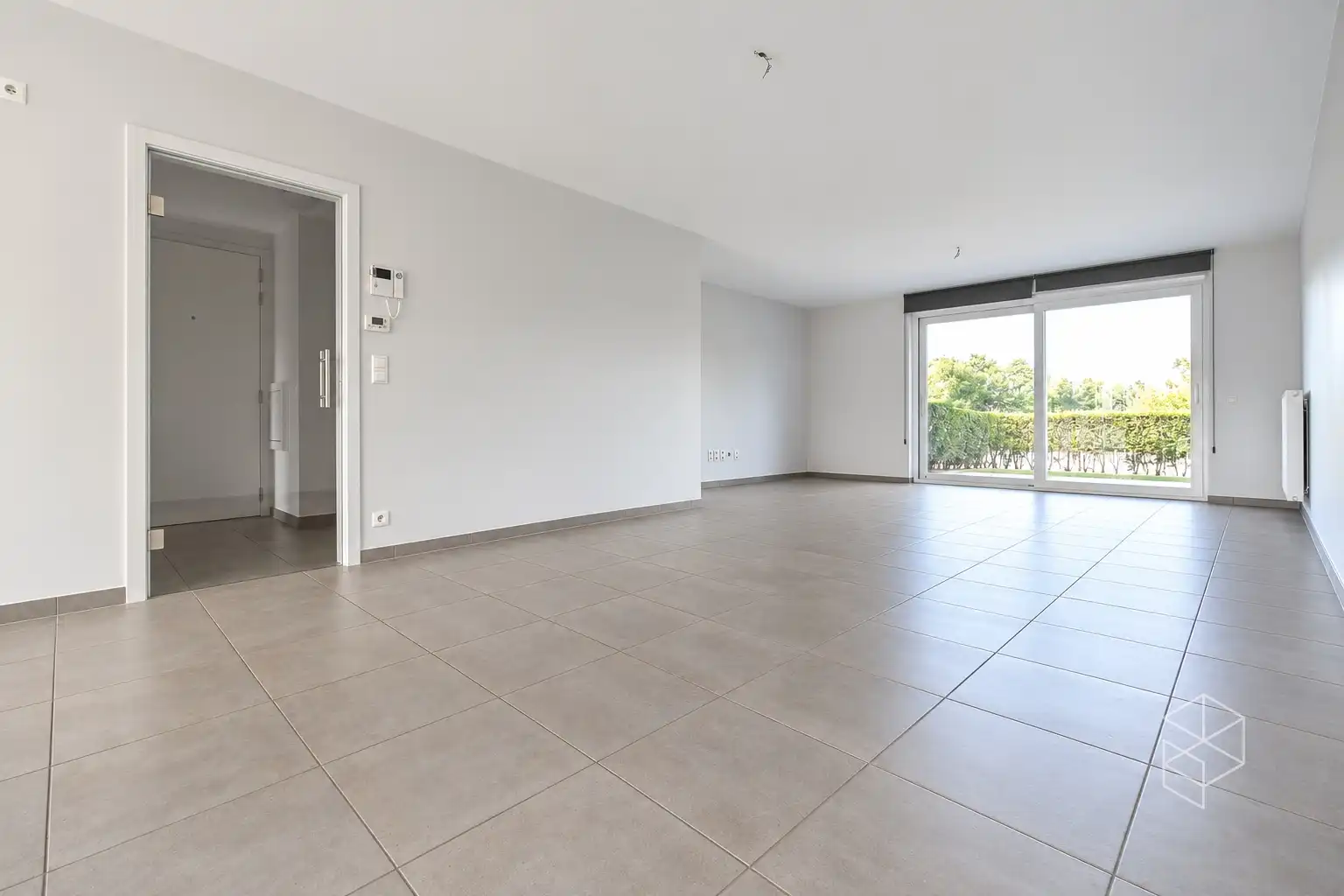 Rustig gelegen groot gelijkvloers appartement met 2 slaapkamers, voor- én achtertuin met terras foto 8
