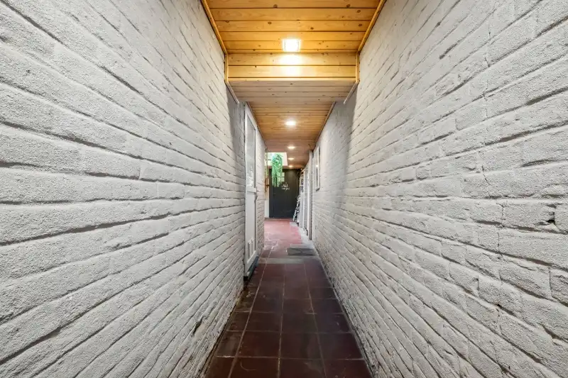 Roeselare-stadskern. Polyvalente BURGERWONING / HANDELSHUIS in 2 delen :  exclusief commercieel pand gelijkvloers met tuin en uniek triplex appartement met 2-3 slaapkamers. Verhuurd met mooi rendement ! foto 17