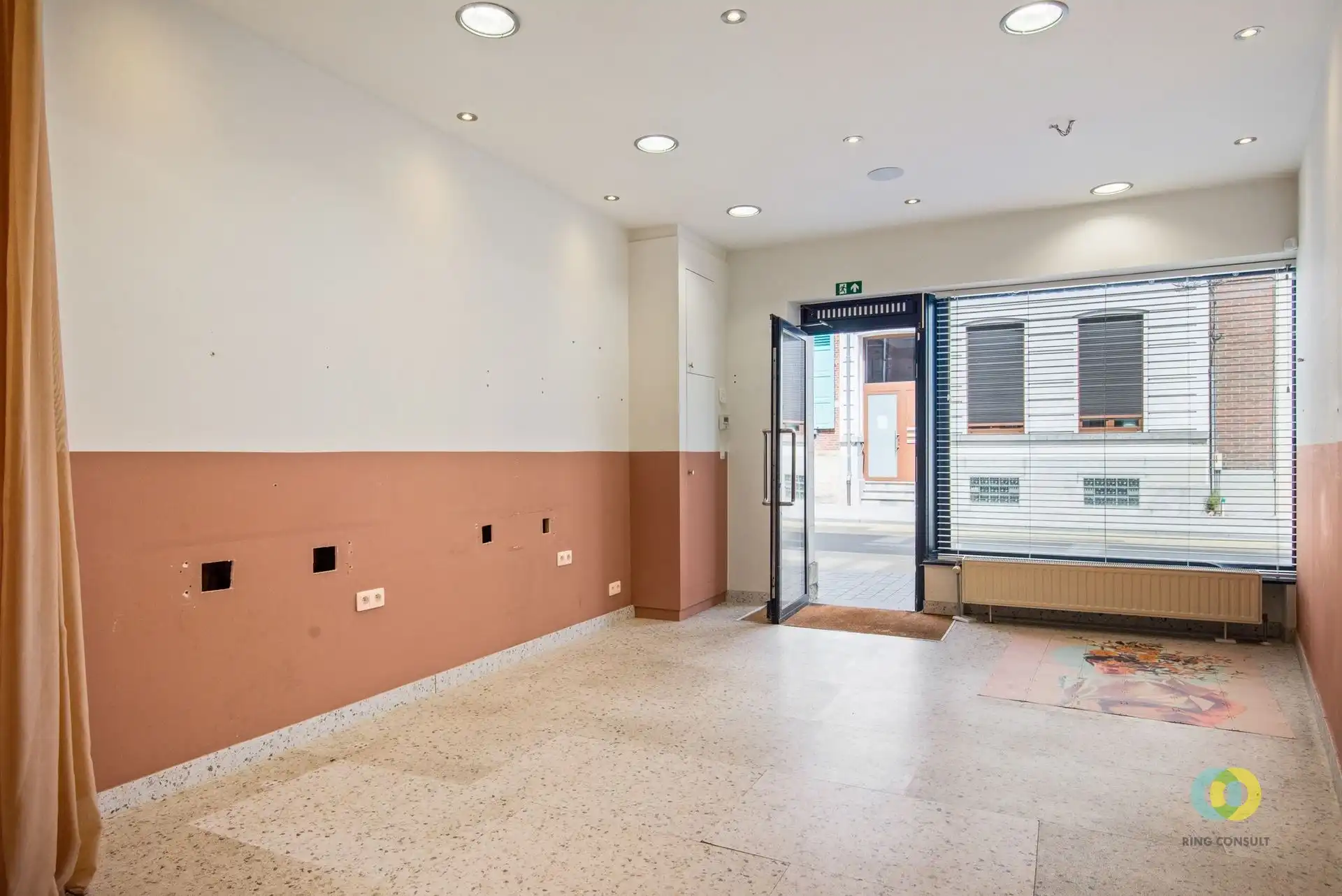 Gebouw met handelsgelijkvloers en duplexappartement foto 3