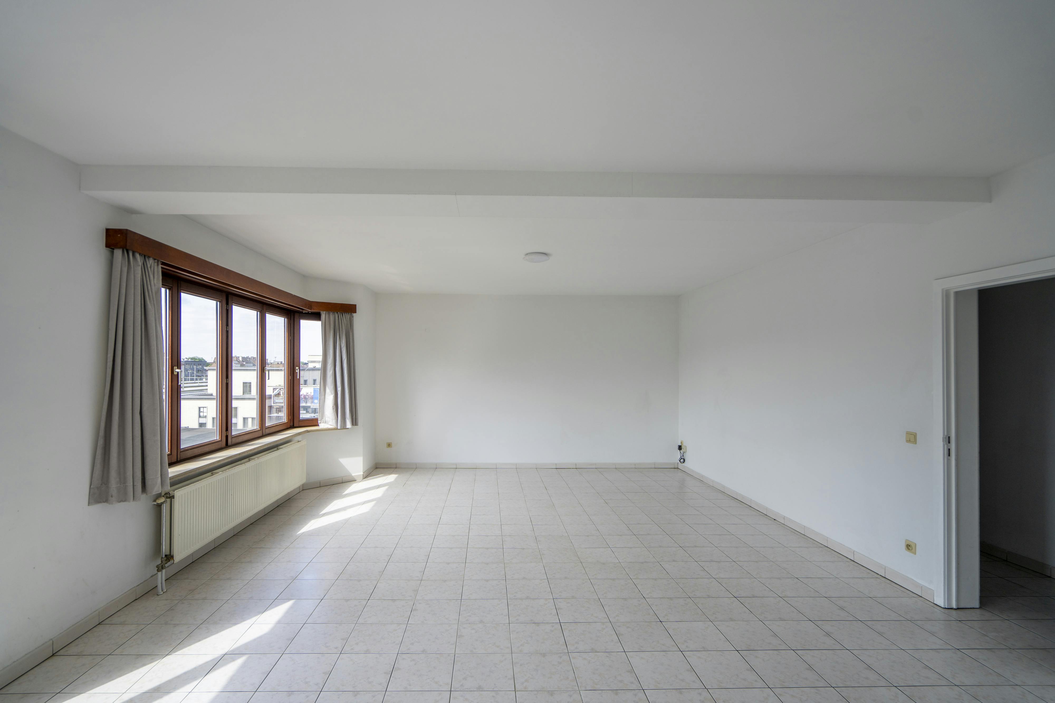 Ruim 3-slaapkamer-appartement met centrale ligging te koop in Kortrijk foto 5
