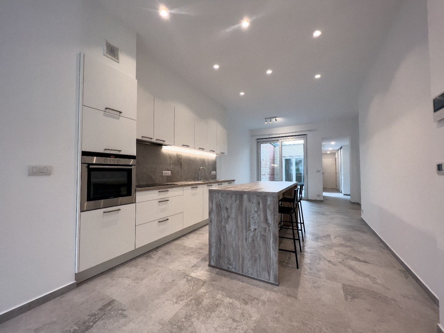 Nieuw appartement met inpandige garage gelegen op wandelafstand van het centrum, Zeedijk en C. C. Scharpoord foto {{pictureIndex}}