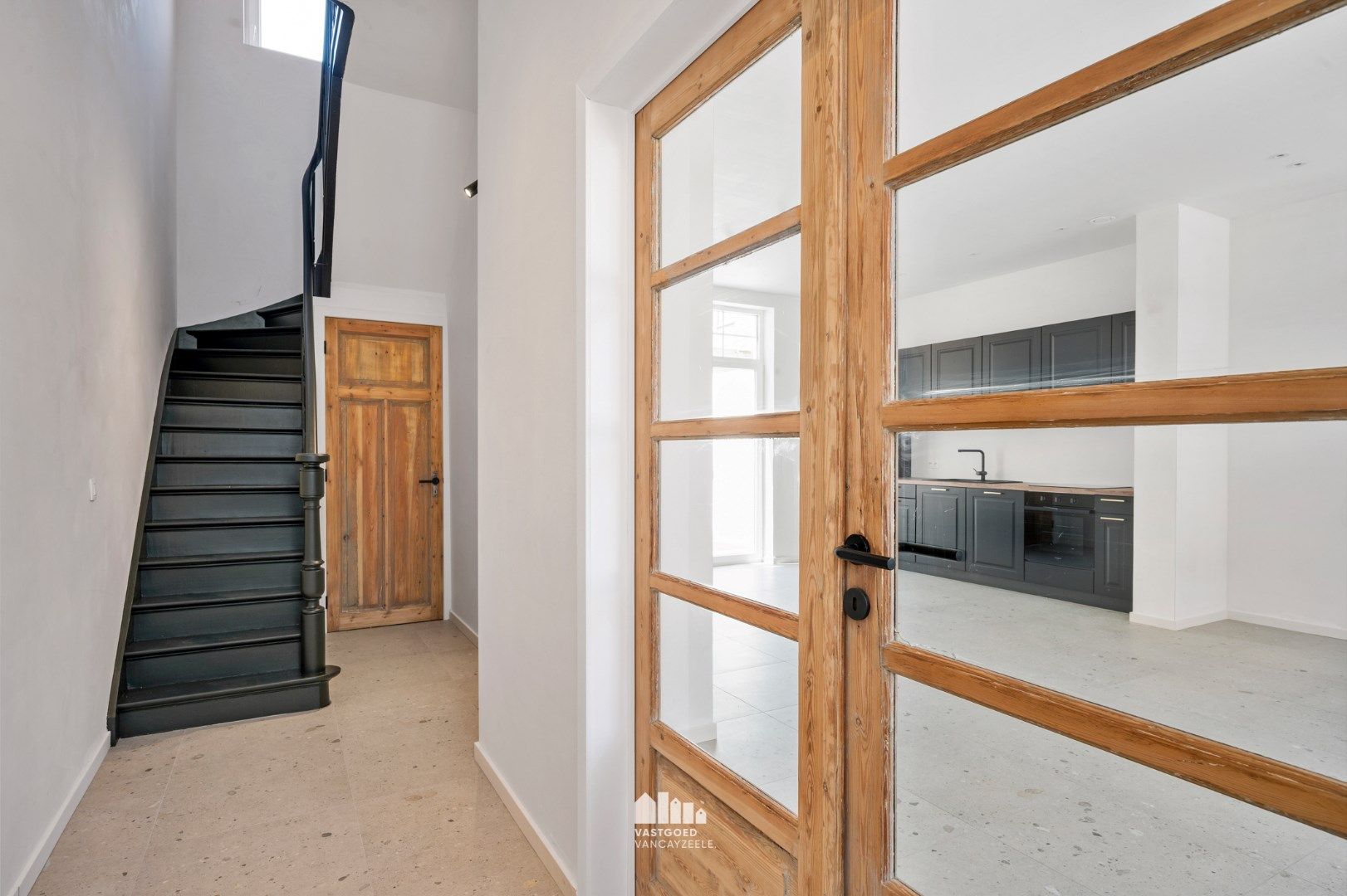Volledig gerenoveerde herenwoning met grote koer op centrale ligging.  foto 5
