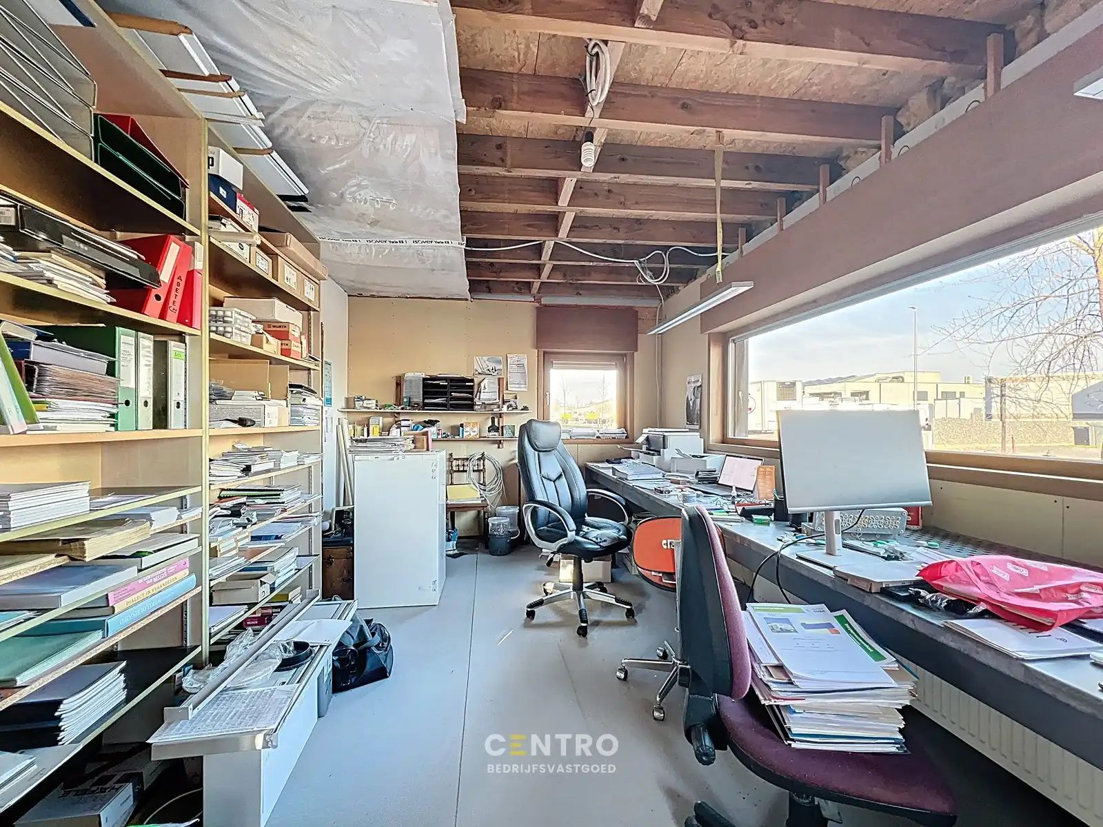 Zeldzame opportuniteit: LOODS/ATELIER 516 m² + ruime ALLEENSTAANDE woning 250 m² op rustig bedrijventerrein vlakbij Roeselare (EPC: A) ! foto 23