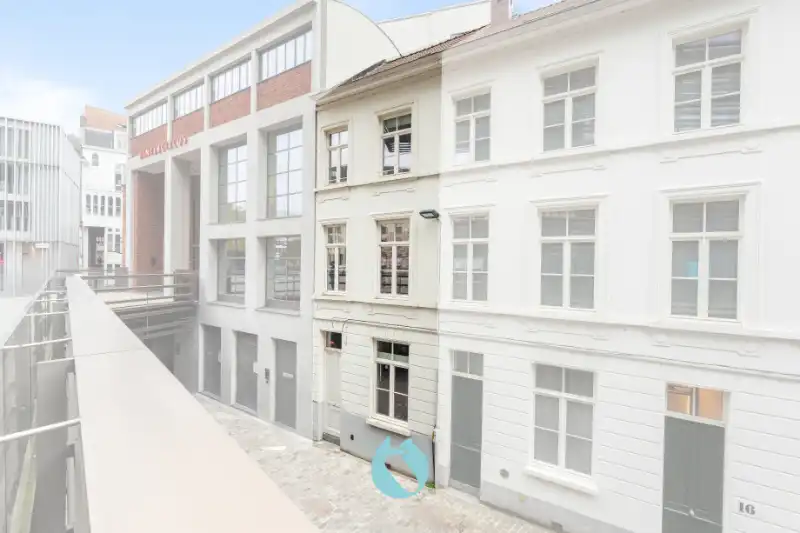 Instapklare stadswoning met 2 slaapkamers, bureauruimte en tuin foto {{pictureIndex}}