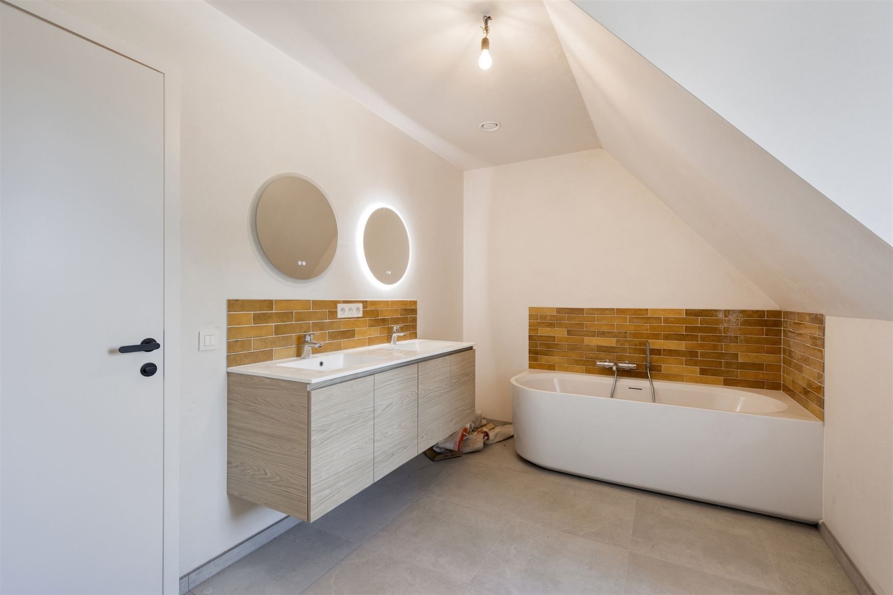 Zeer ruime nieuwbouwwoning gelegen op een groot zonnig perceel foto 8