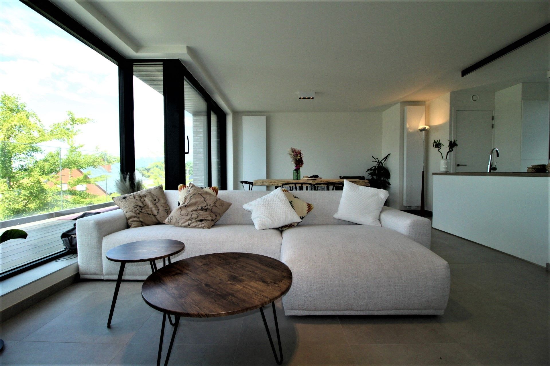 Luxe nieuwbouwappartement met panoramisch terras in hartje Sint-Eloois-Vijve foto {{pictureIndex}}