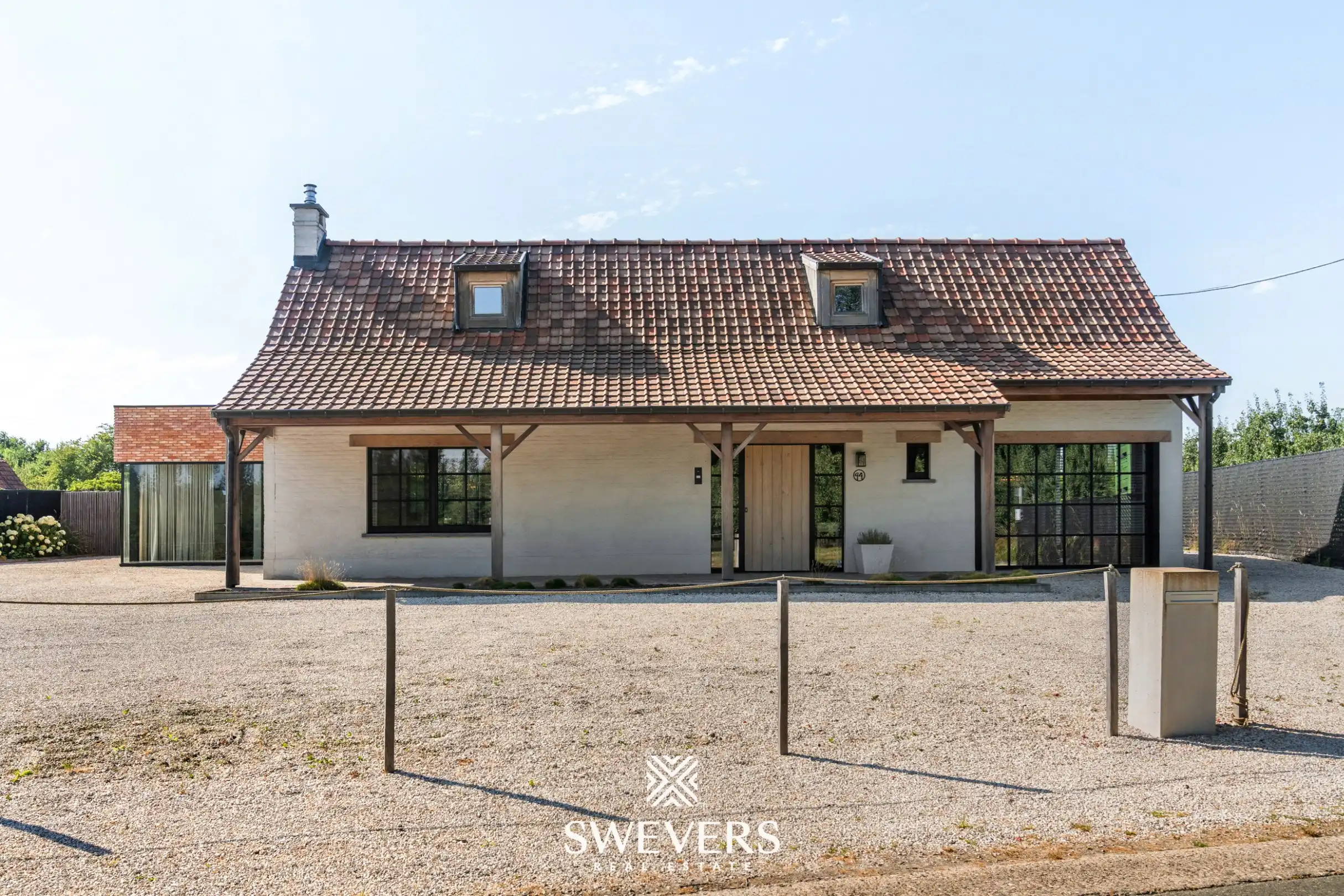Karaktervolle villa met luxueuze afwerking en zicht op groen te Sint-Truiden foto {{pictureIndex}}