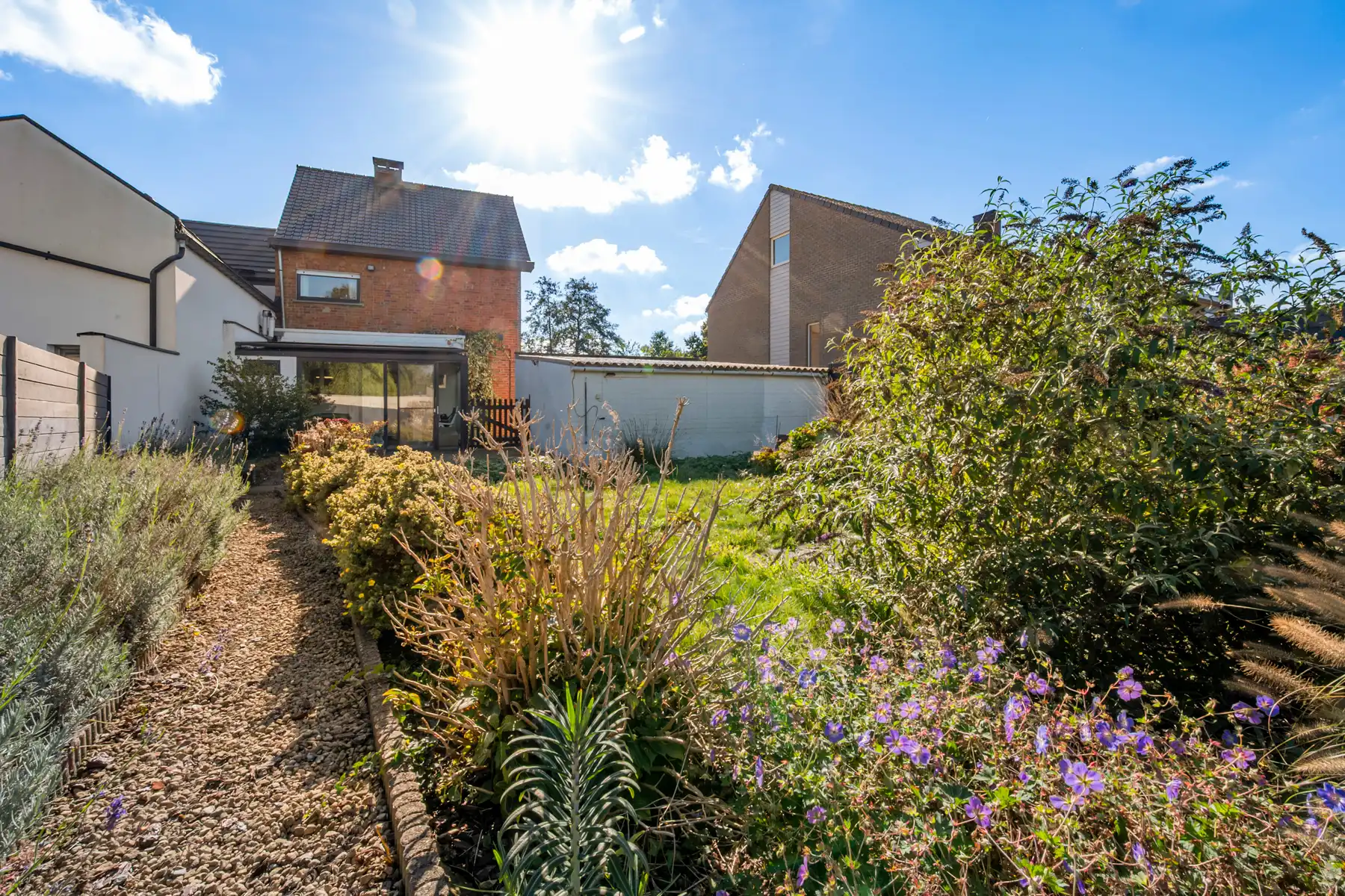 Woning met 2 garageboxen en tuin  foto 4
