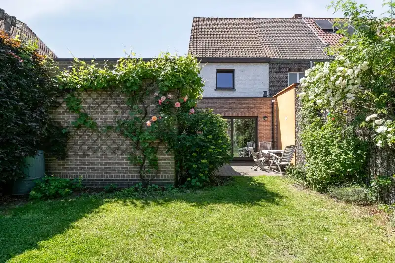 VERZORGDE INSTAPKLARE RIJWONING MET GARAGE EN GEZELLIGE TUIN foto 2