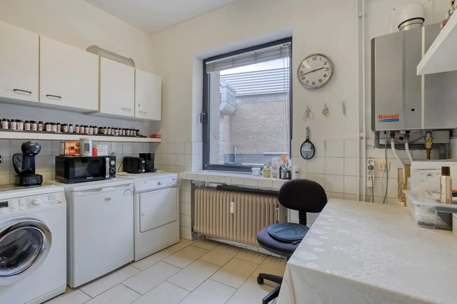 Goed gelegen commercieel pand met kelders foto 9