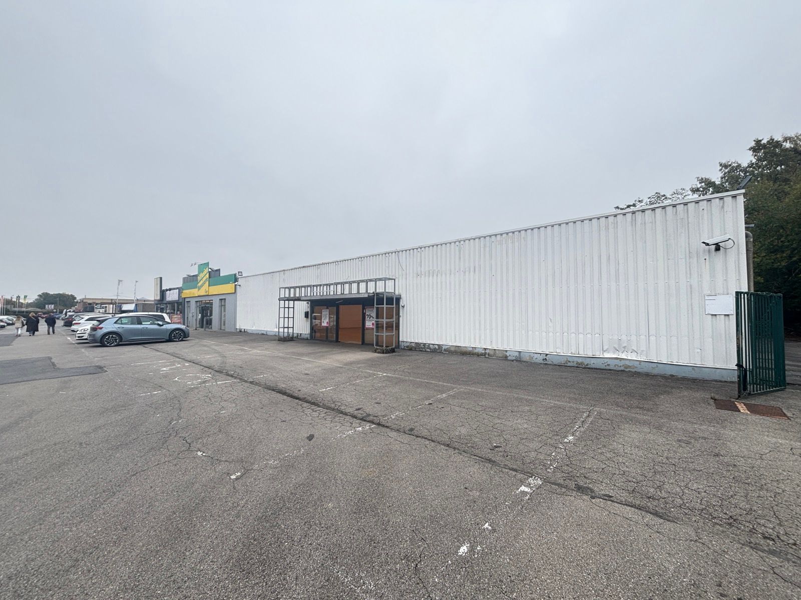 Baanwinkel te huur in Philippeville, toplocatie retailpark foto {{pictureIndex}}