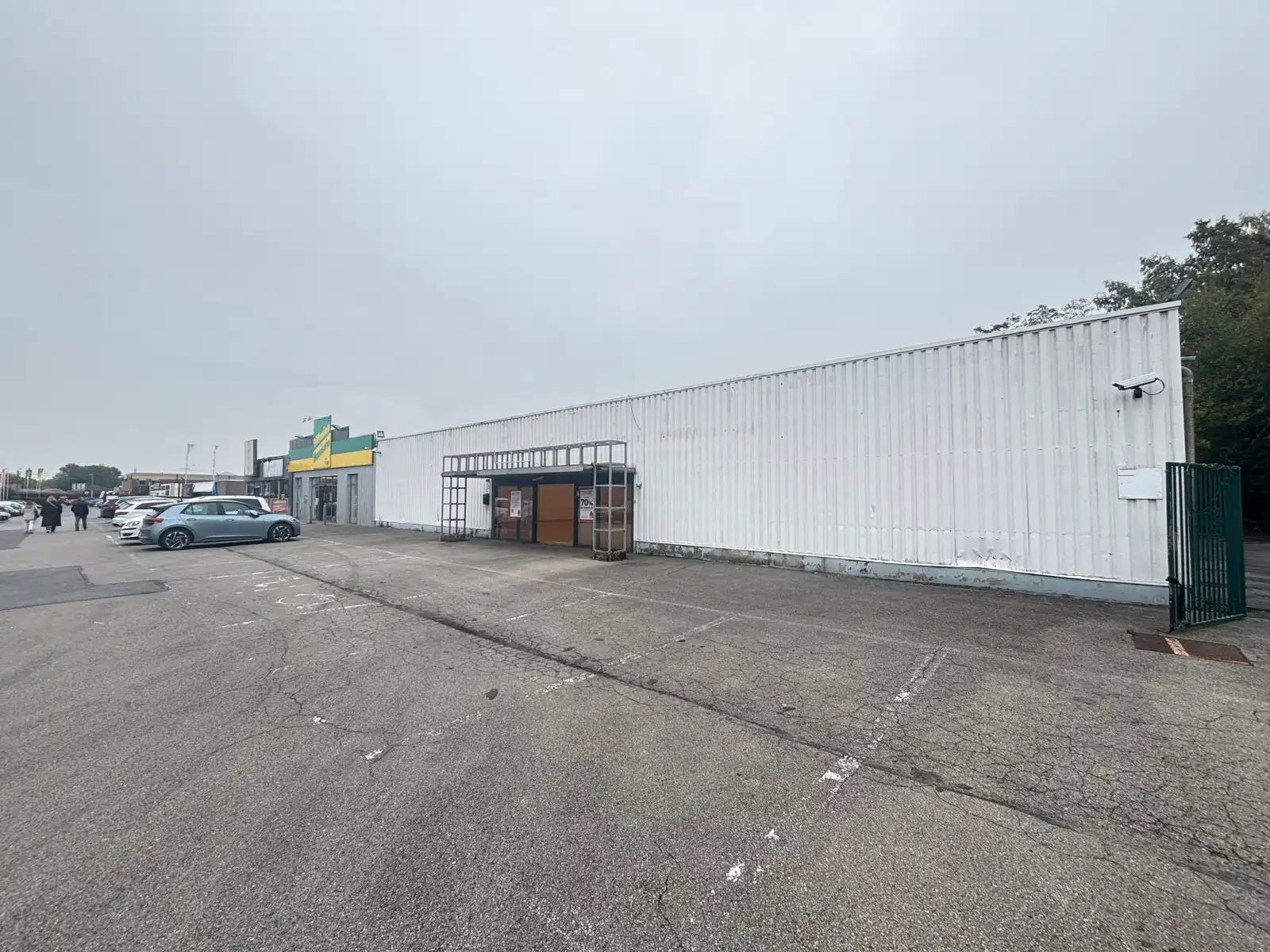 Baanwinkel te huur in Philippeville, toplocatie retailpark foto 2