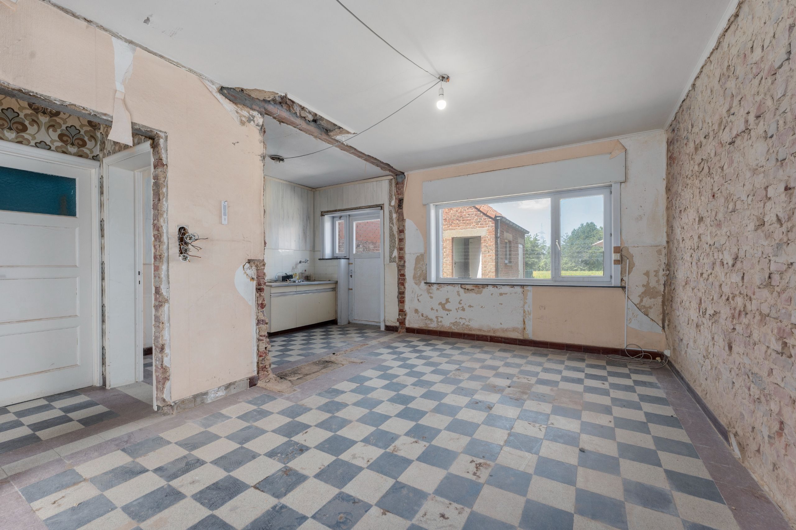 Centraal gelegen verder af te werken rijwoning op 250m2 foto 6