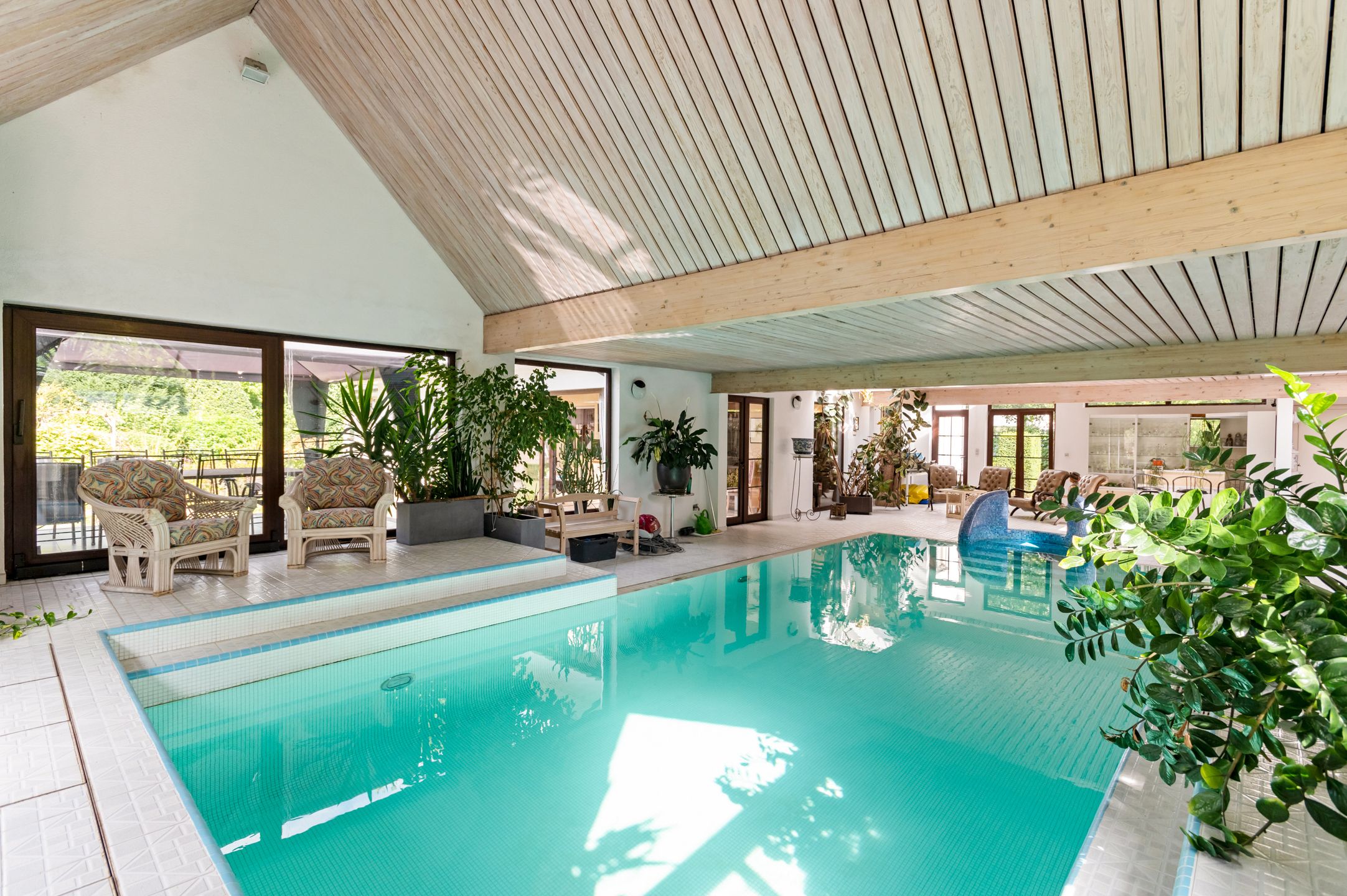 Villa met binnenzwembad en tennisterrein op toplocatie. foto 16