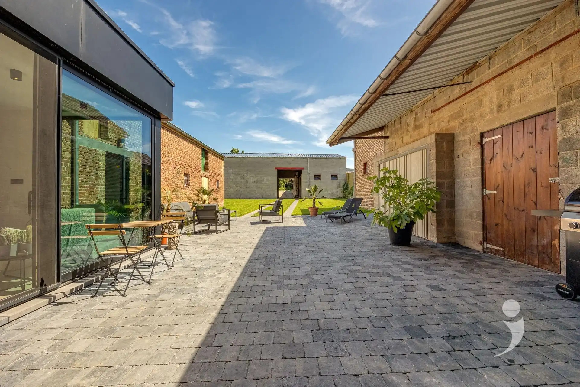 Volledig gerenoveerde hoeve met loods én verkavelingsmogelijkheid foto 2